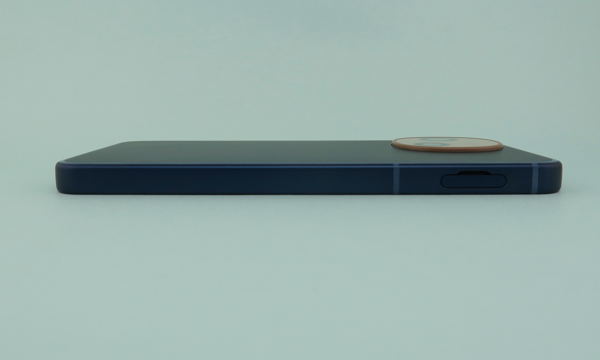 右側面には上部側にSIMカードスロットを備える。SIMカードトレイは爪の先で引っかけて取り出すことができる