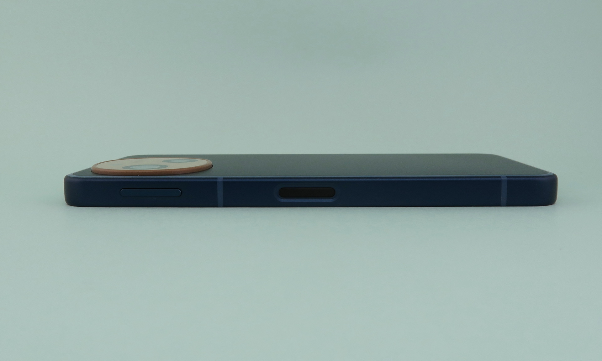 右側面は指紋センサー内蔵の電源ボタンとシーソー式の音量キーを備える。カメラ部の突起は実測で約1.4mm程度