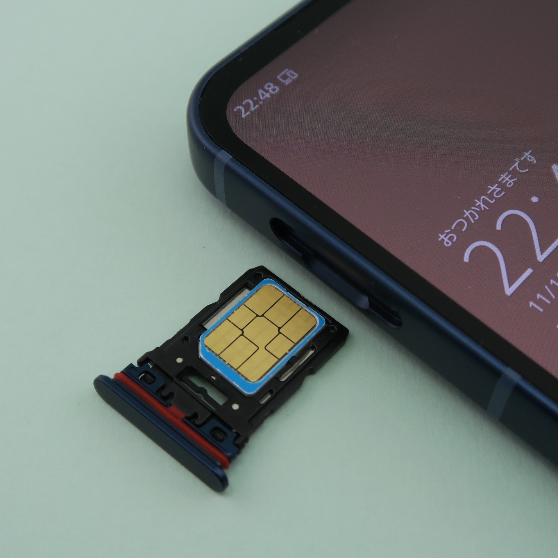 本体左側面のSIMカードスロットに爪を引っかけると、SIMカードトレイを取り出せる。前面側にnanoSIMカードを装着し、背面側にmicroSDメモリーカードを装着できる