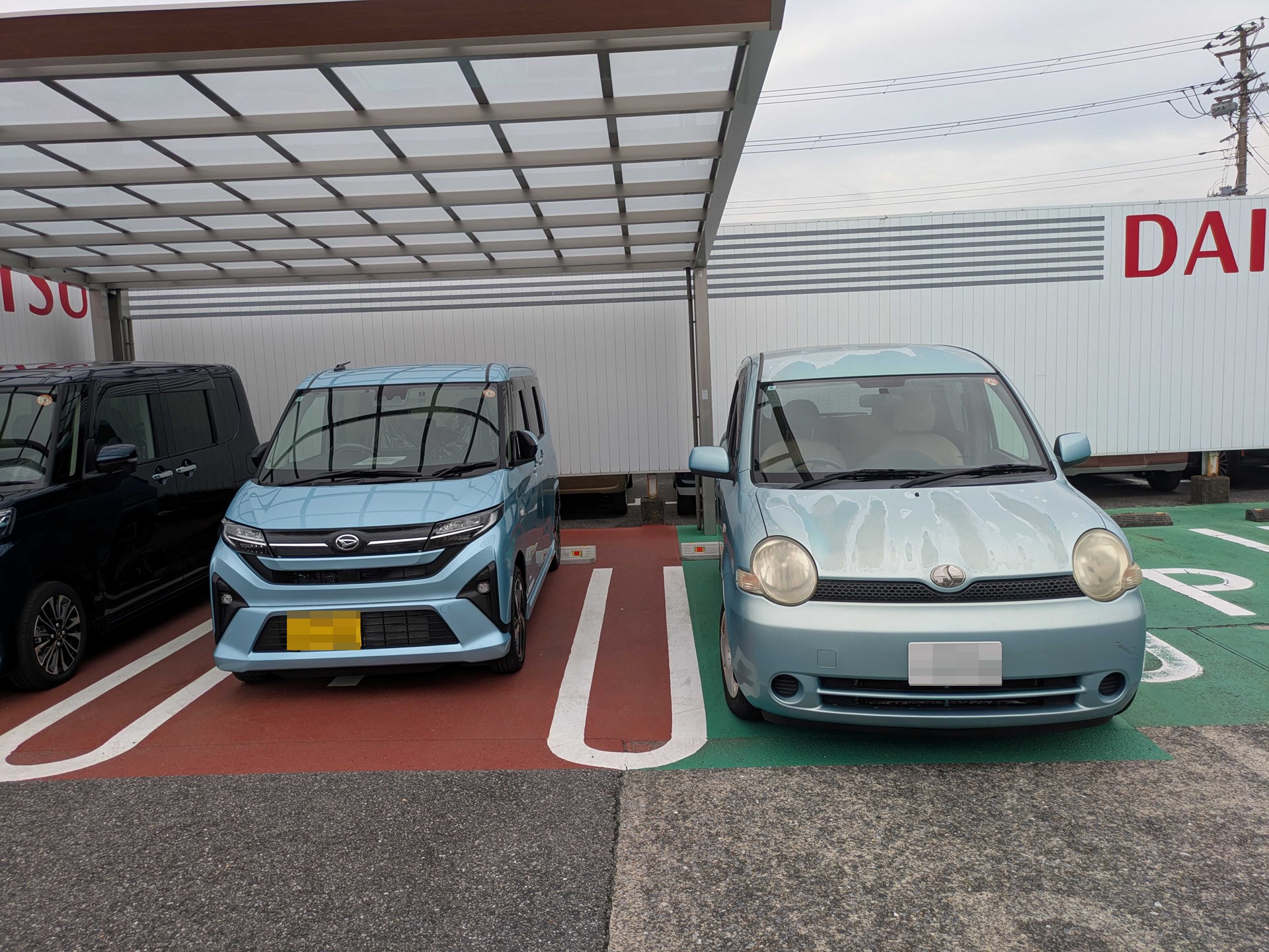 左が新規に購入した「ダイハツ・ムーヴ」。右が20年以上頑張って走ってくれた「トヨタ・シエンタ」