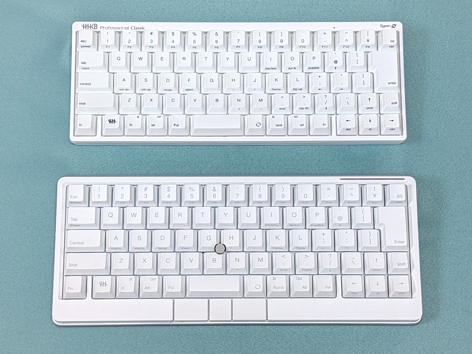 HHKB Studio（下）との比較。キー配列は同一だが、ポインティングデバイス系の機能は省かれている