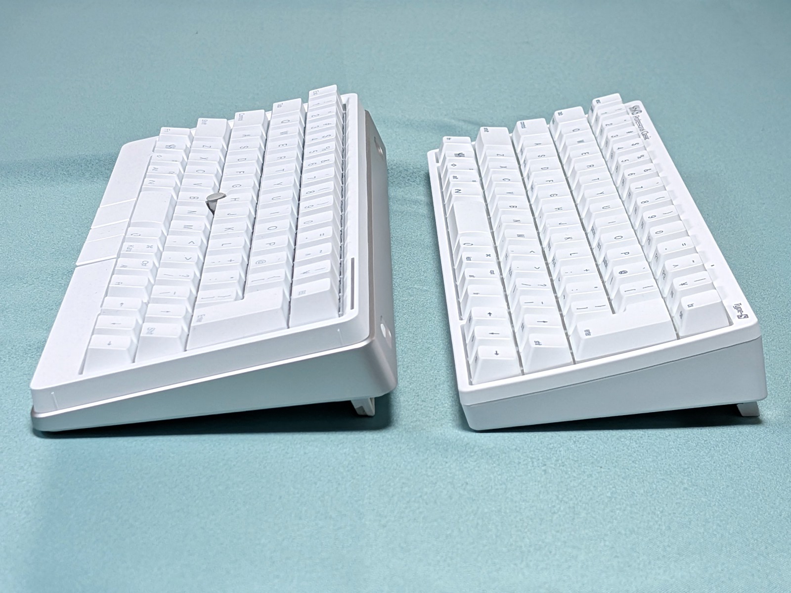 横から見たところ。HHKB Studio（左）のほうがボリュームがある