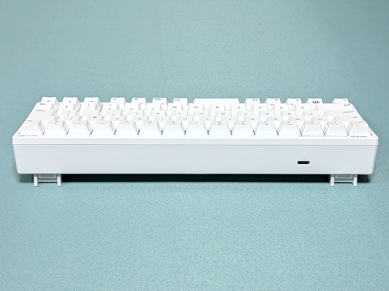 背面。接続方法は有線（USB Type-C）のみ