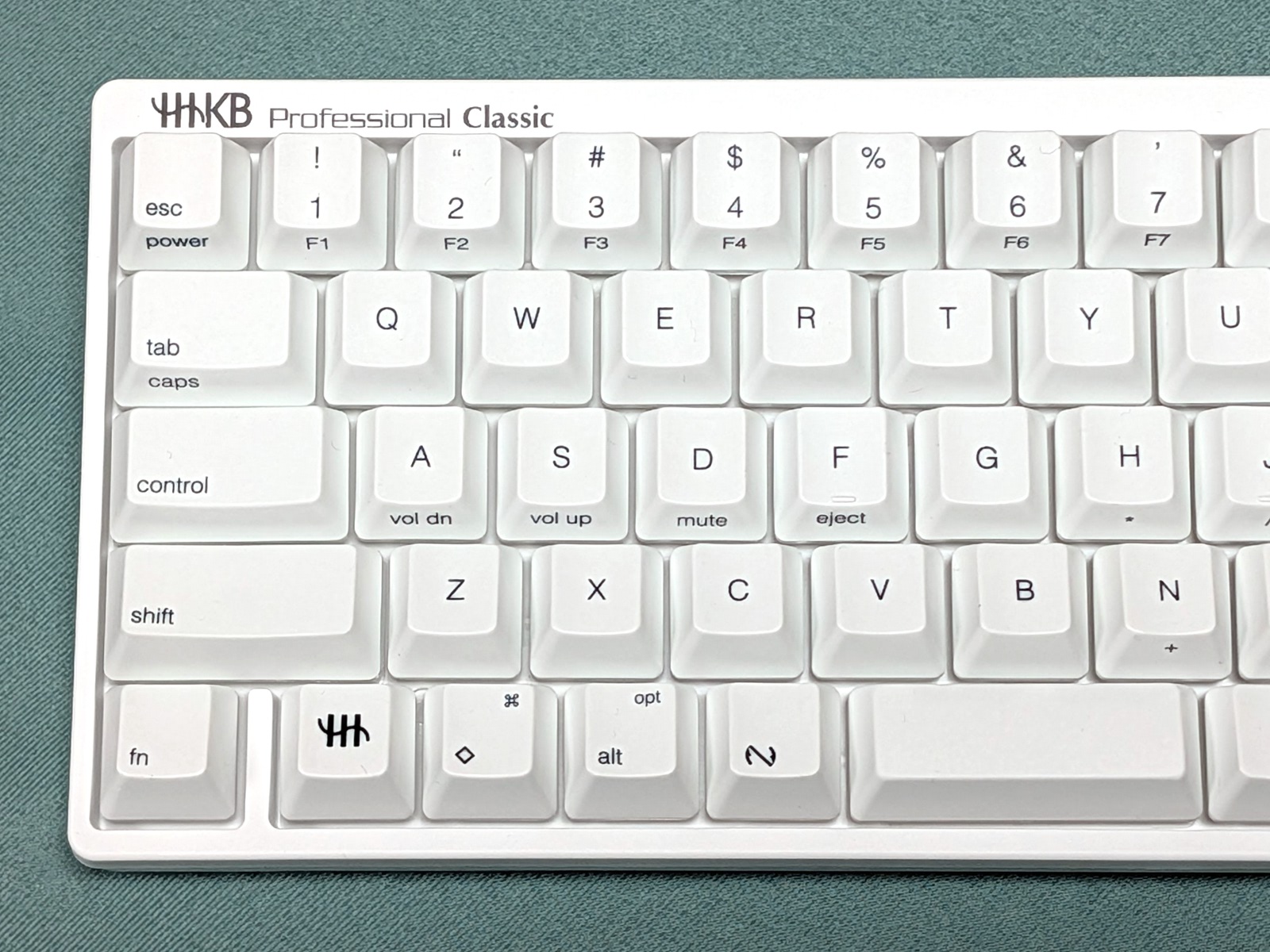 今回試用している日本語モデルは英語モデルと違い左下にFnキーが用意されている