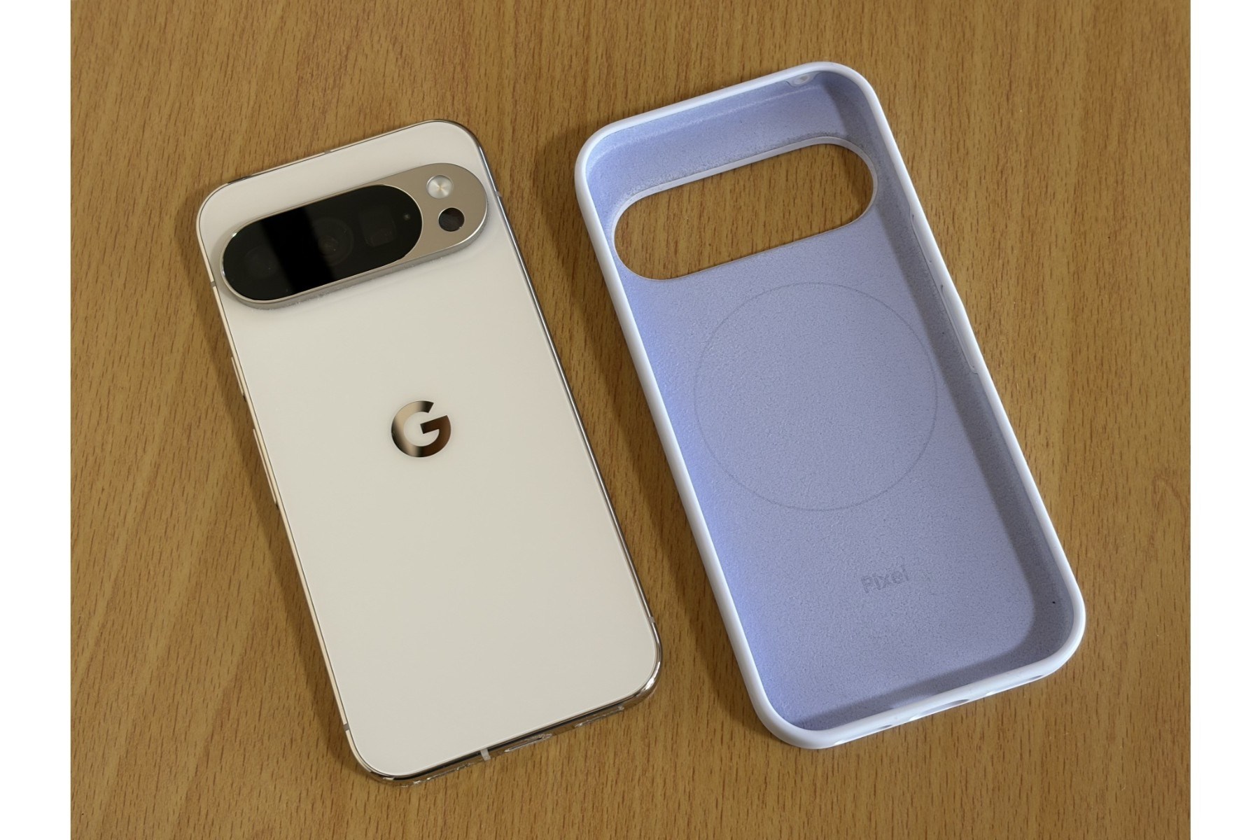 Pixel 10 Proと純正ケース。ケース内側には、Pixelsnap対応の傍証というべき、マグネットリングが見えます。なおケースがなくても、Pixel 10単体でPixelsnap対応しているのでご安心を