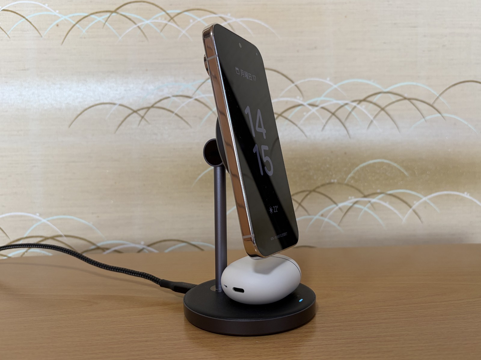 スマホを縦向きに置き、さらに台座部分で別の機器をワイヤレス充電できます