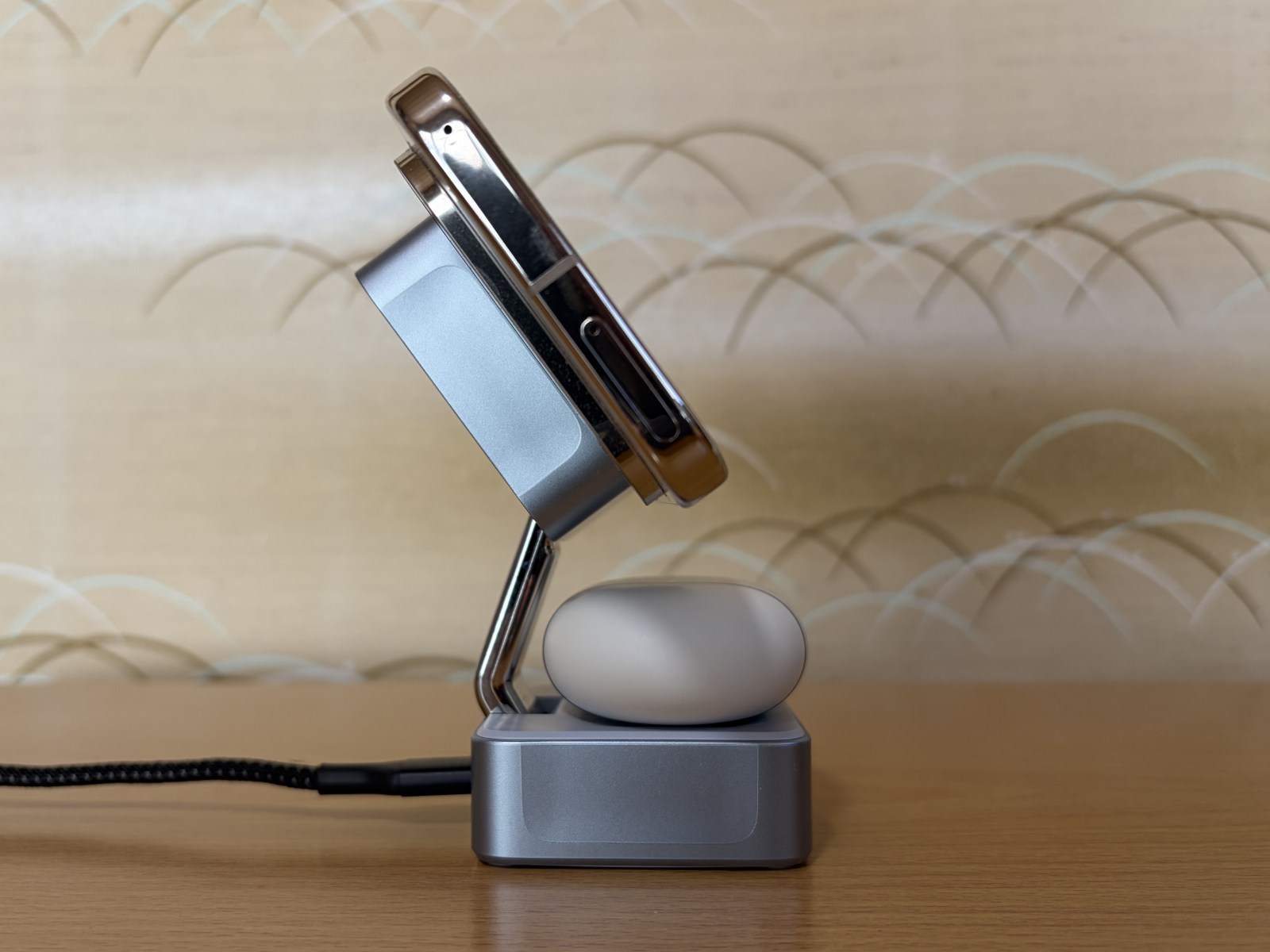 UGREENの「MagFlow 2-in-1 マグネット式ワイヤレス充電器 25W（型番55960）」はコンパクトで折りたたみできる分、スマホ縦置きでの同時充電はちょっと無理
