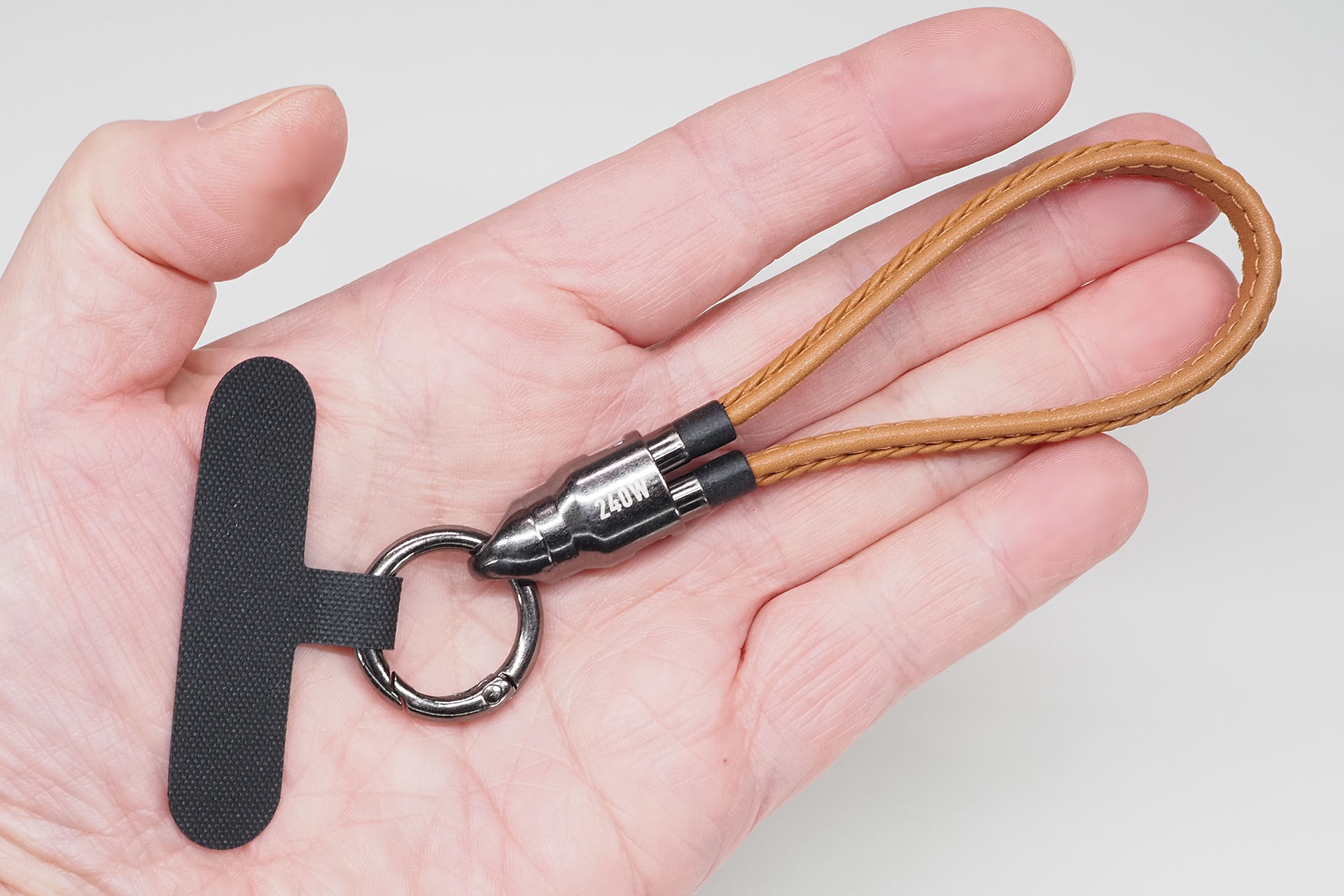 USB−Cケーブル・ストラップ一式。ストラップ部となるUSB−Cケーブル、接続部金具、リング状のカラビナ、スマートフォンとケースの間に入るT字の樹脂プレートだ。重さは約23g。全体的に壊れなさそうなつくり