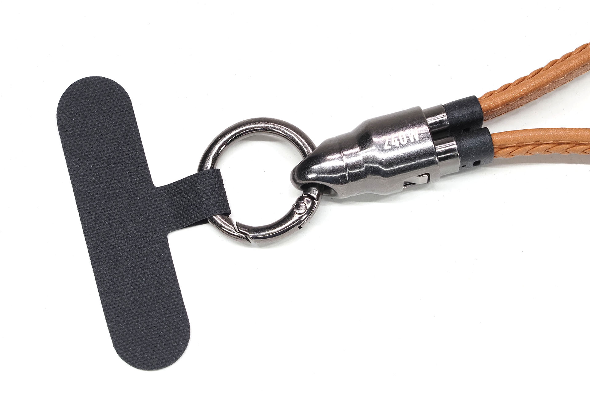 T字の樹脂プレート。スマートフォンとケースの間に入り、ループ部にリング状のカラビナを通せる。ナイロンか、なにかでつくられている柔軟で強靱なプレートだが、故意かつ“スゲく”力を入れなければ、まず破れるなど破損することはなさそう