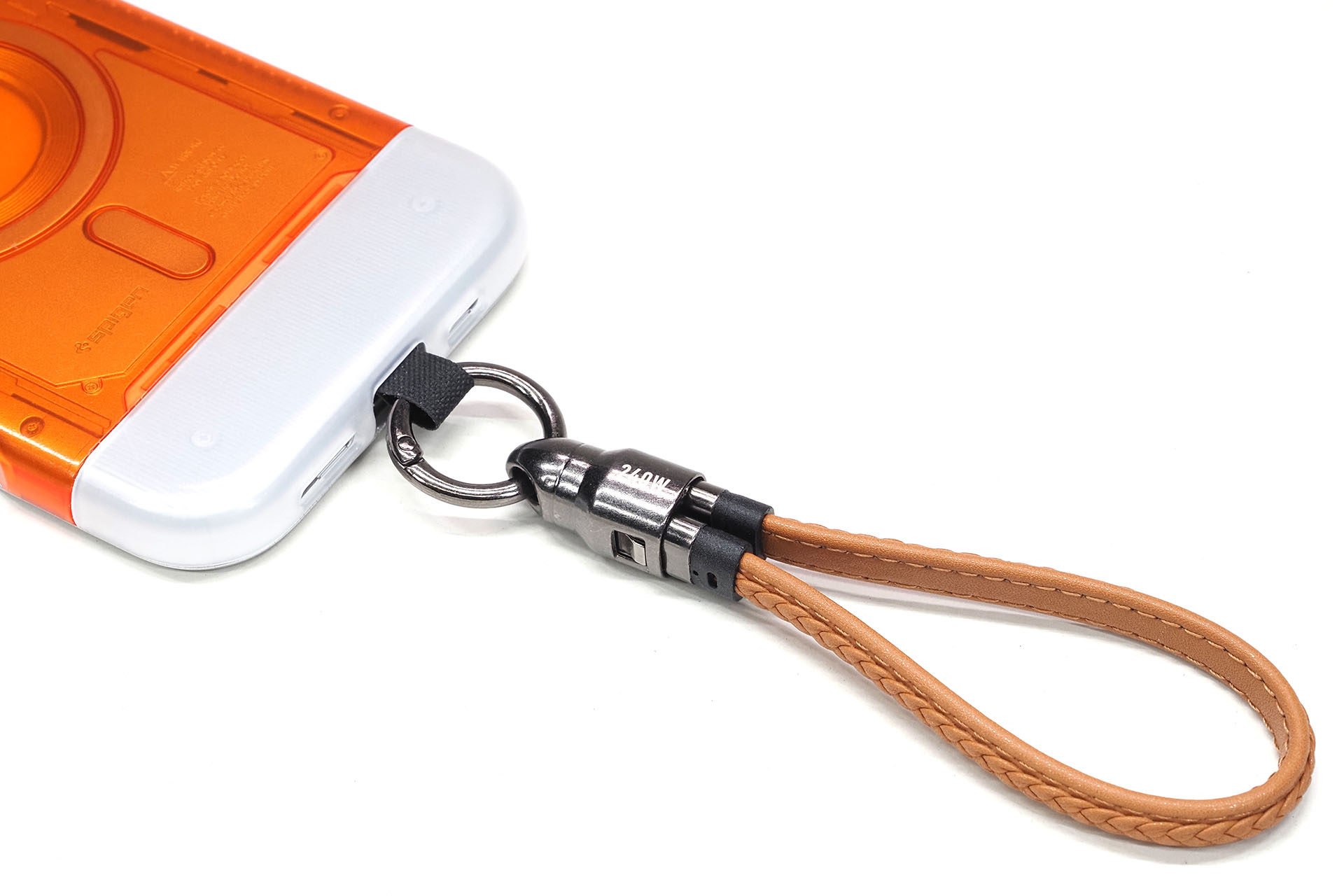 ケース入りスマートフォンにUSB−Cケーブル・ストラップを装着した様子。けっこうグイグイ引っ張っても抜けない。T字プレートはスマートフォンとケースに挟んでいるだけだ