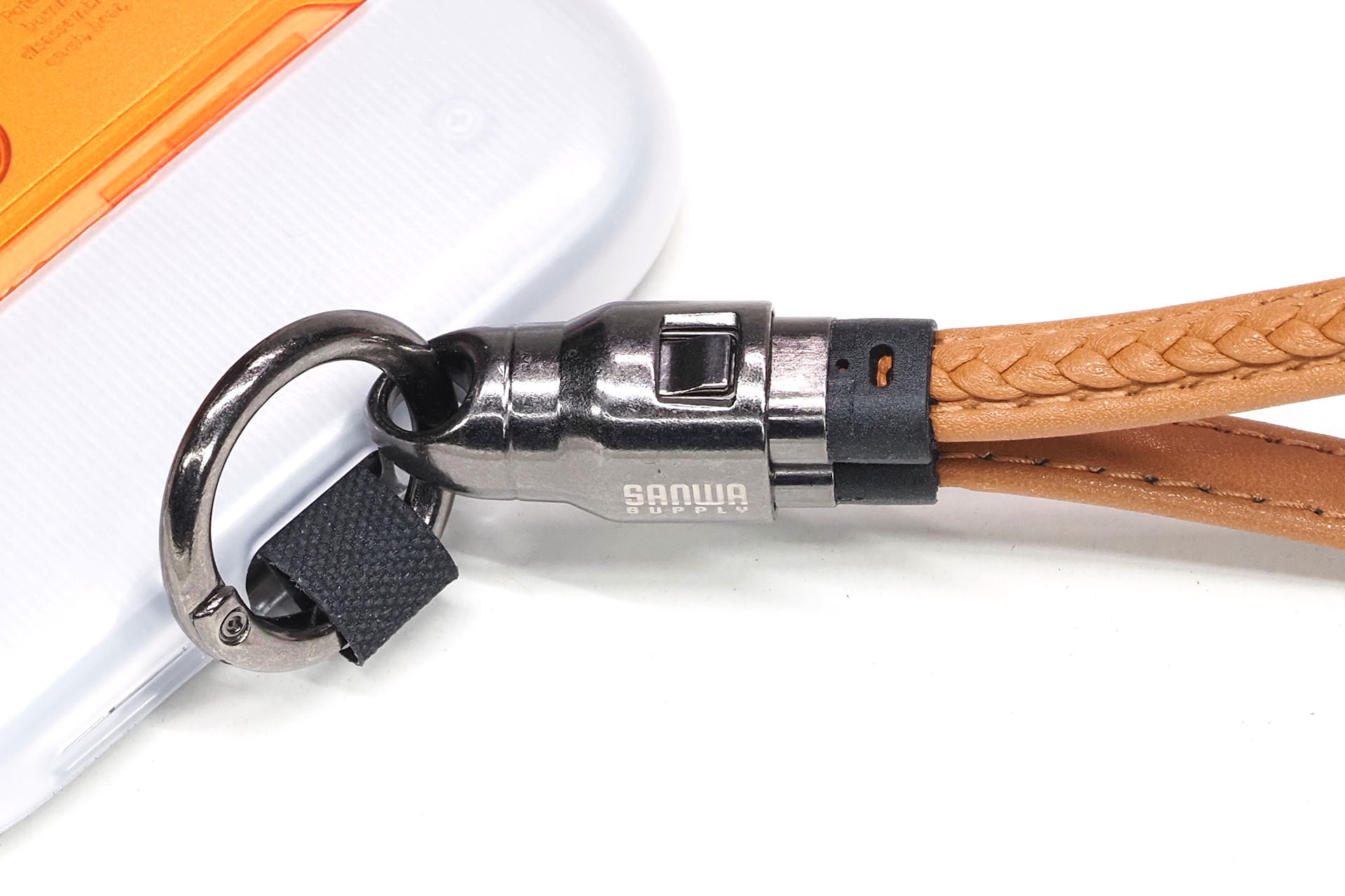 金具部分にはケーブル着脱のためのボタン（2つ/2端子分）がある