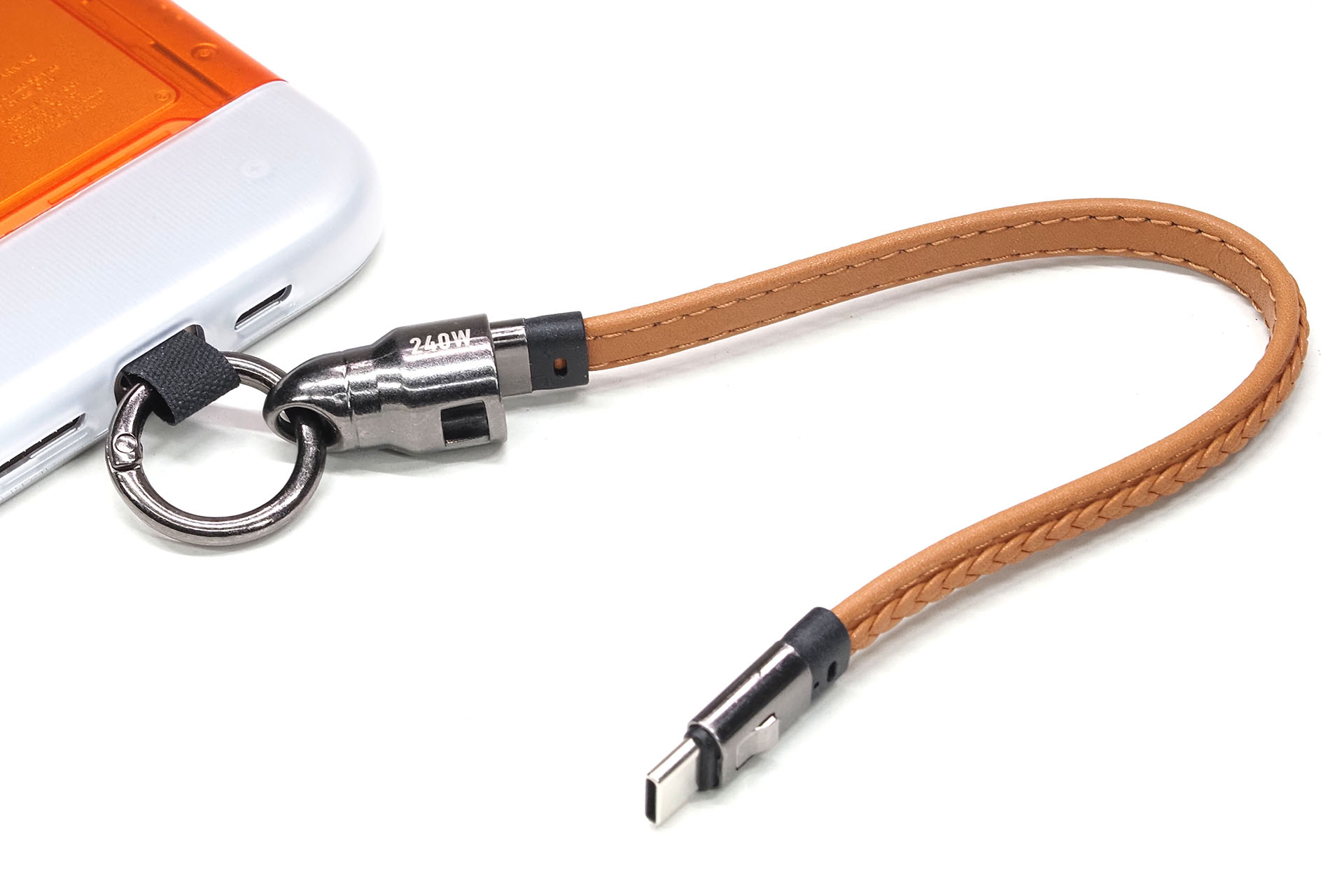 ボタンを押しながらケーブルを引くと外れる。ケーブル端を金具に押し込むとカチリと固定される