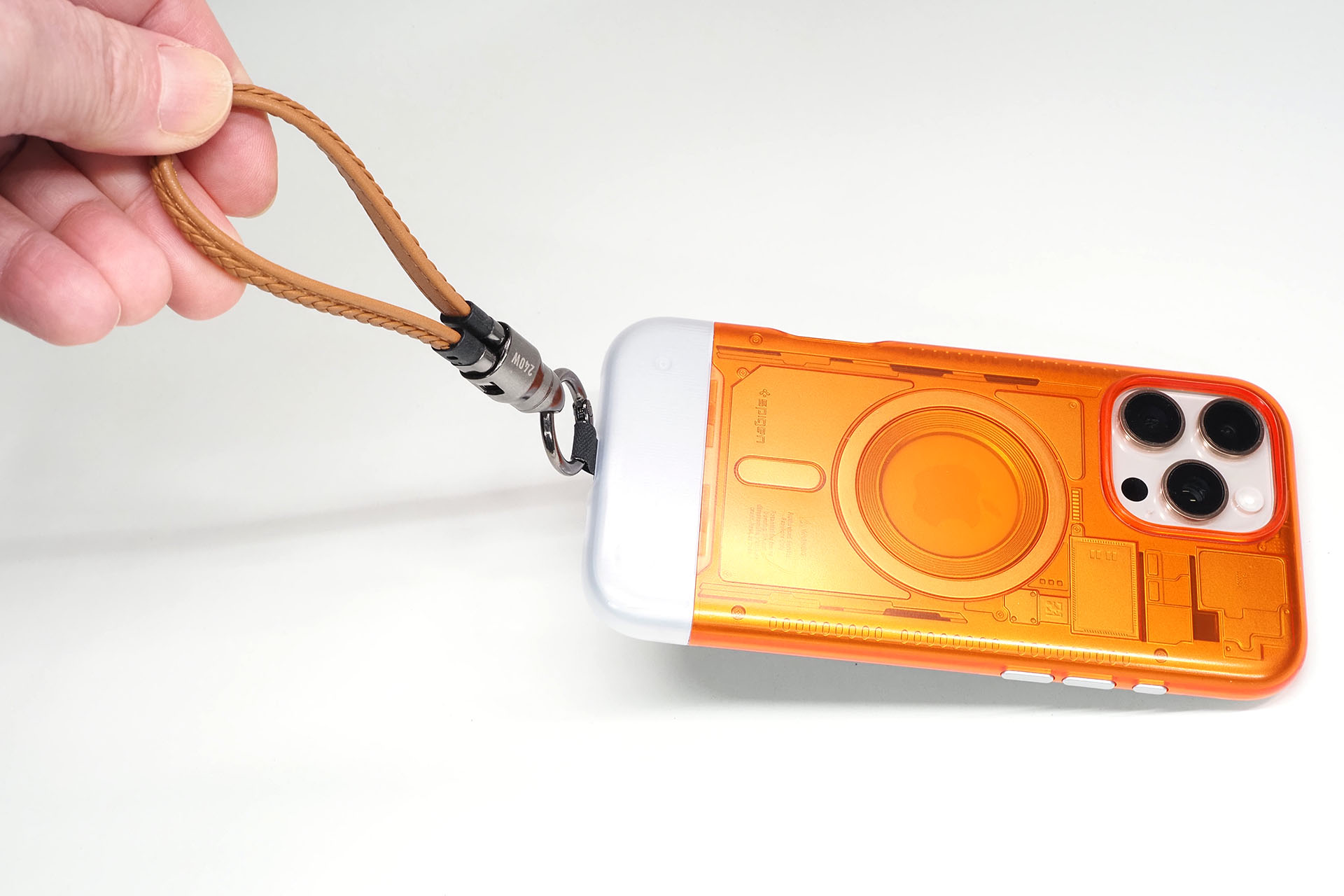 吊り下げても不安感はナイ。でもこういう持ち方をすると、ストラップが壊れるとか以前に、ストラップをうっかり離してしまって端末を落下させそう。ストラップはあくまでも補助的に使い、スマートフォン傾向時は本体を握って持ち歩きたい