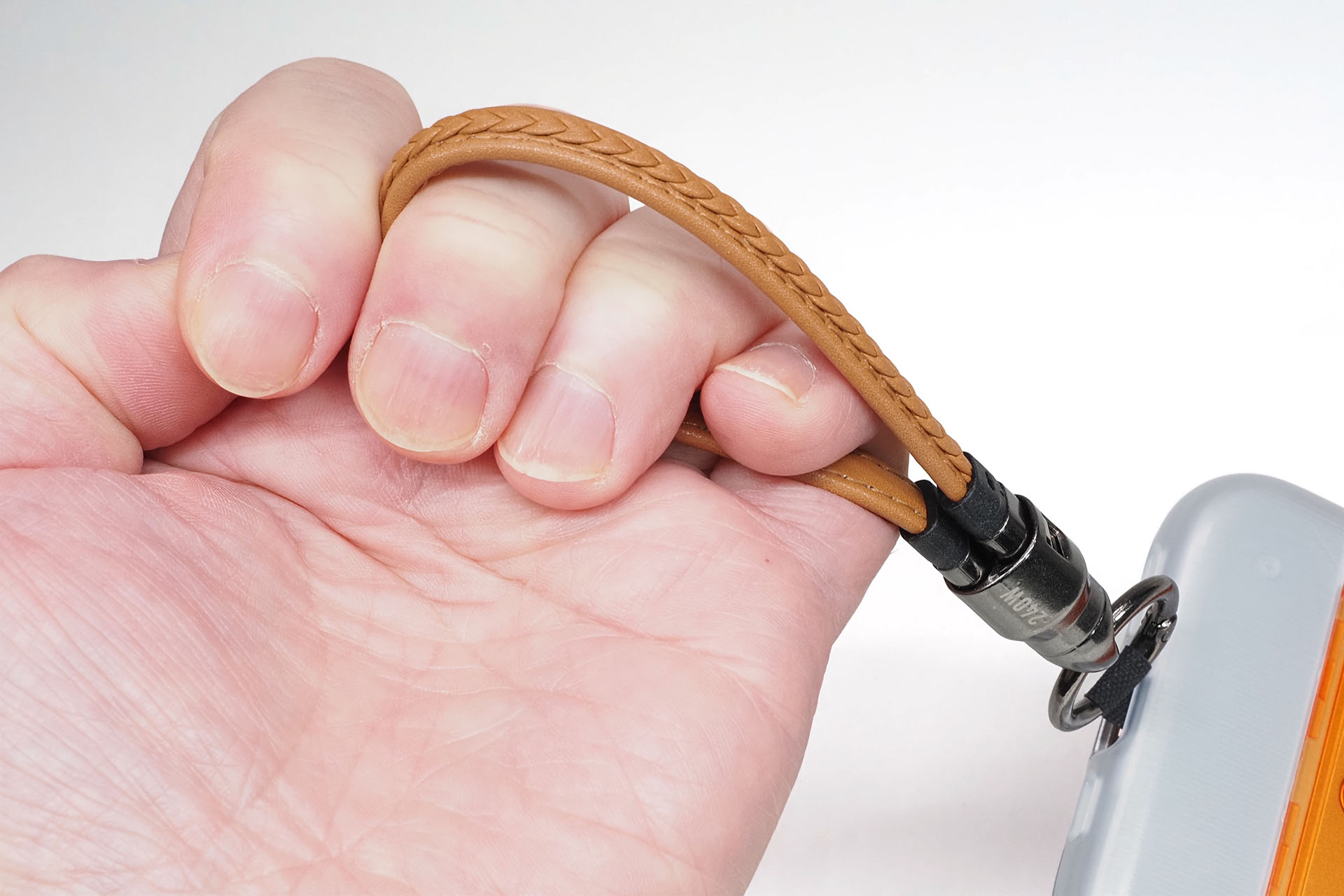 ストラップとしては「指を通すためのループ」となる。手首は通らない