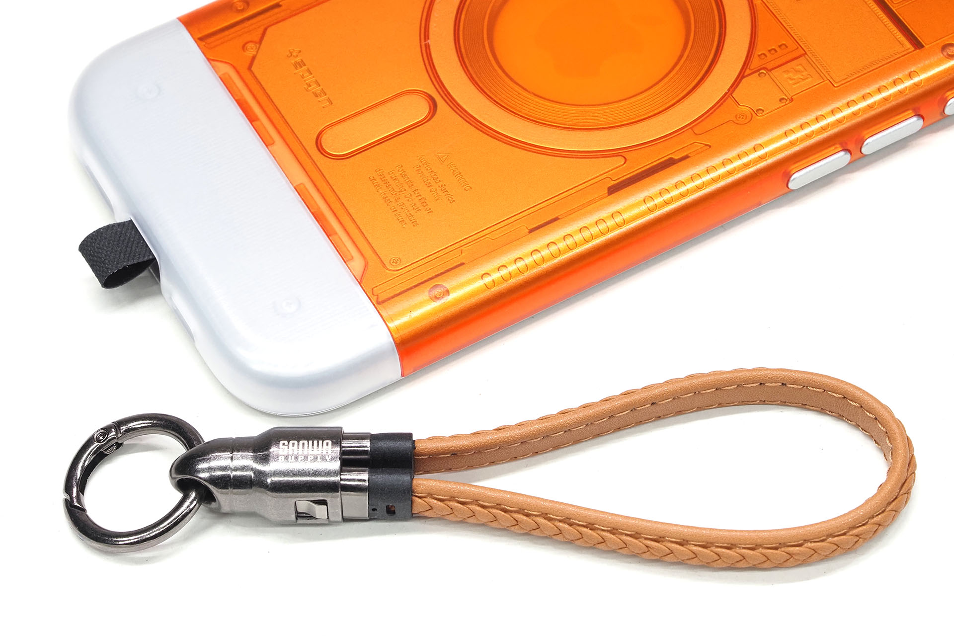 ストラップとしては、T字プレート、リングのカラビナ、ストラップ部という3つのパーツからなる。ので、T字部分だけ利用してほかのストラップをスマートフォンに装着するとか、ストラップとリングのカラビナを使ってバッグなどにUSB-Cケーブルを吊っておくとか、けっこう汎用できる