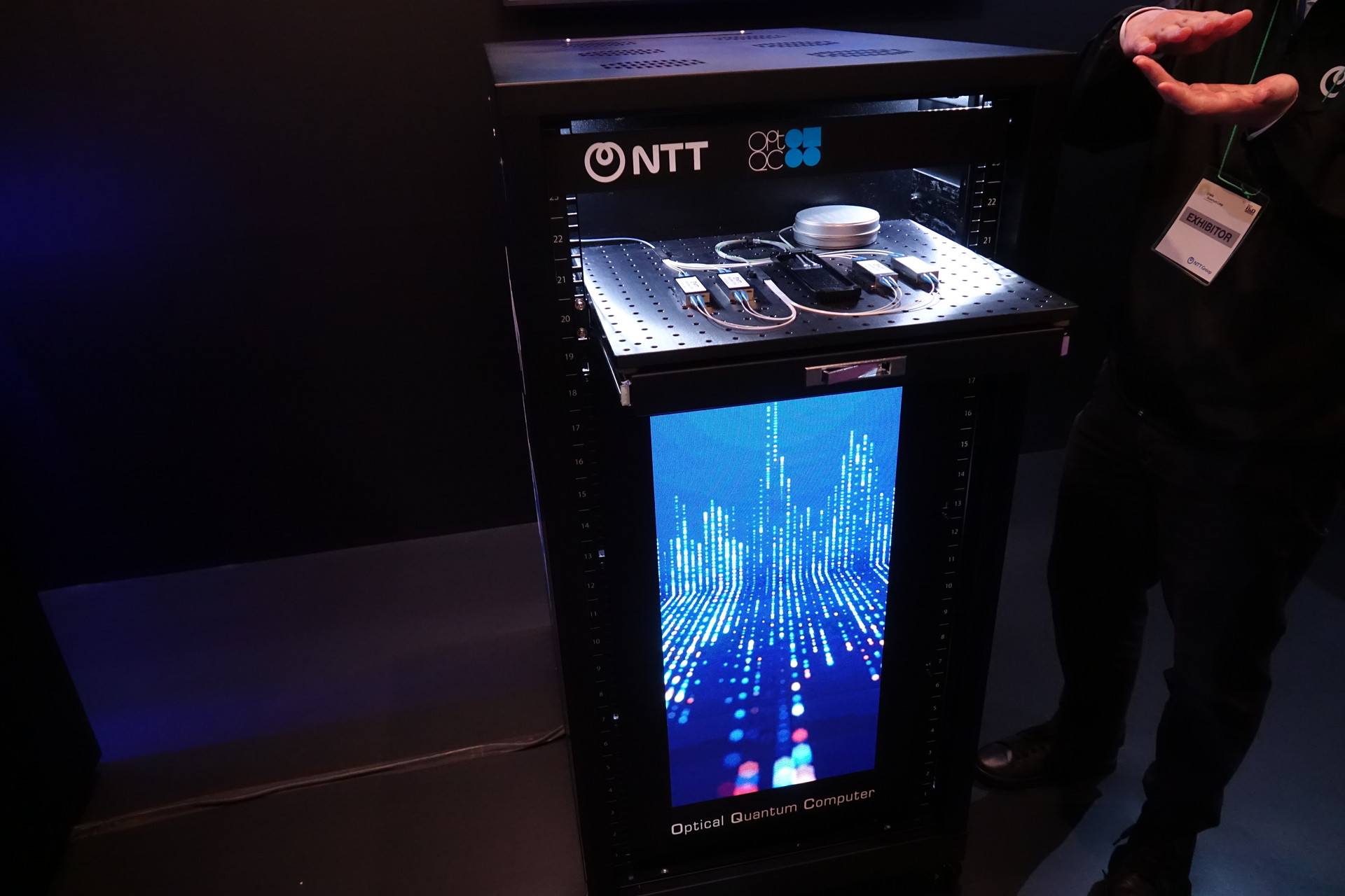 左はラック型量子コンピューターのモックアップ