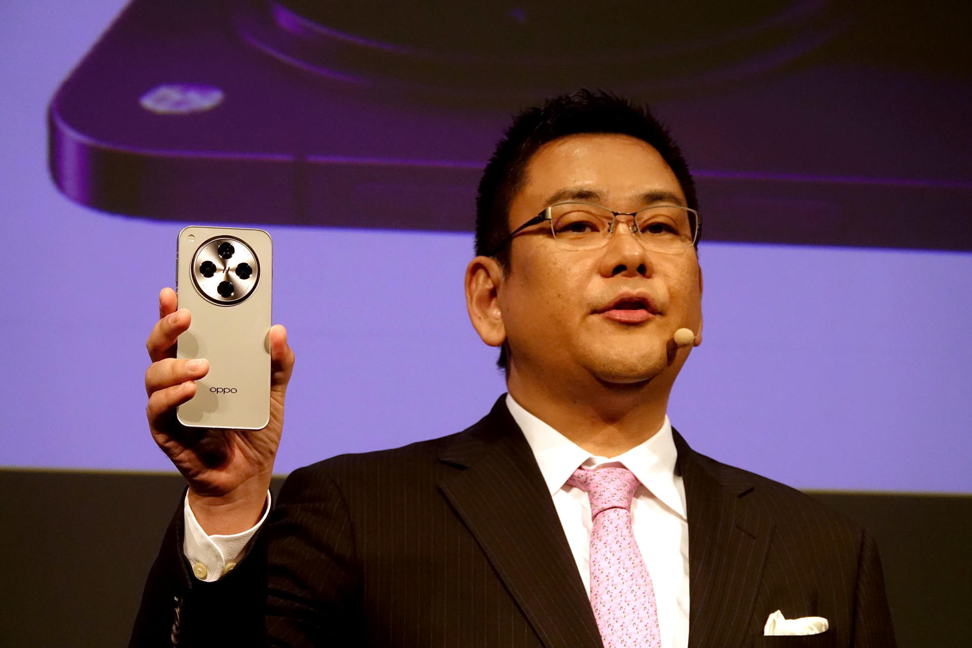 「OPPO Find X8」を手にするオウガ・ジャパンの河野謙三氏（2024年11月撮影）