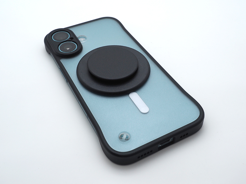 MagSafeスマホの背面に、磁力で張り付く（写真はiPhone16）