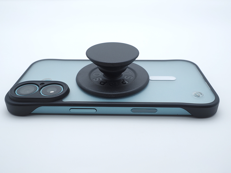 蛇腹部分を伸ばして、指で挟んで使用する。非使用時はたためて薄くできるのが特徴だ