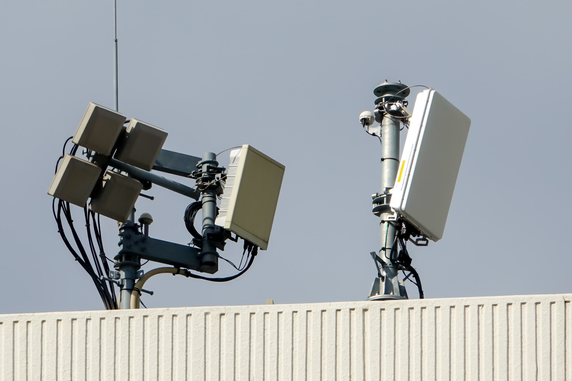 左が商用基地局、右が7GHz実験局