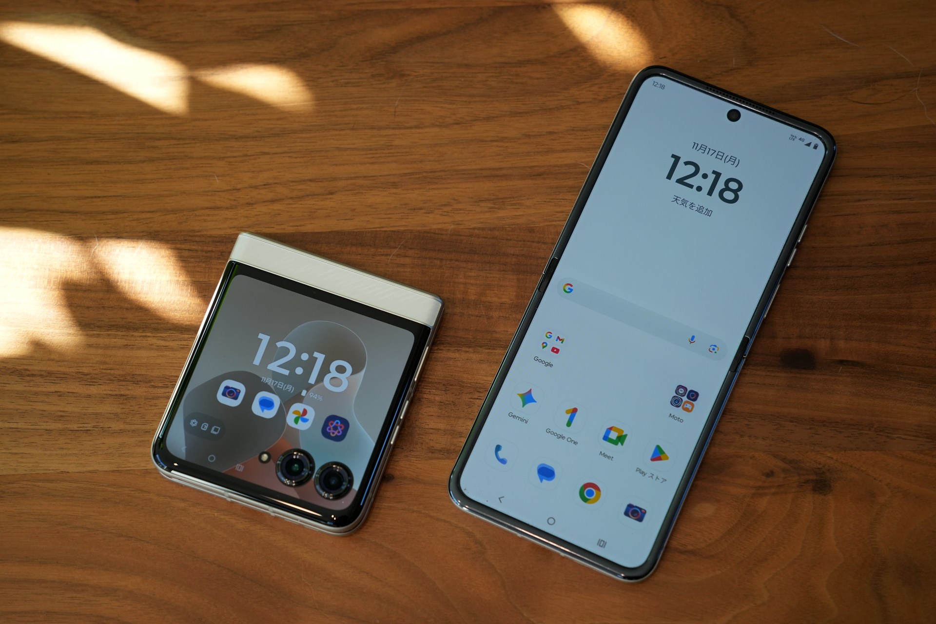 折りたたみ時は約3.6インチ、開くと約6.9インチのディスプレイを利用できる