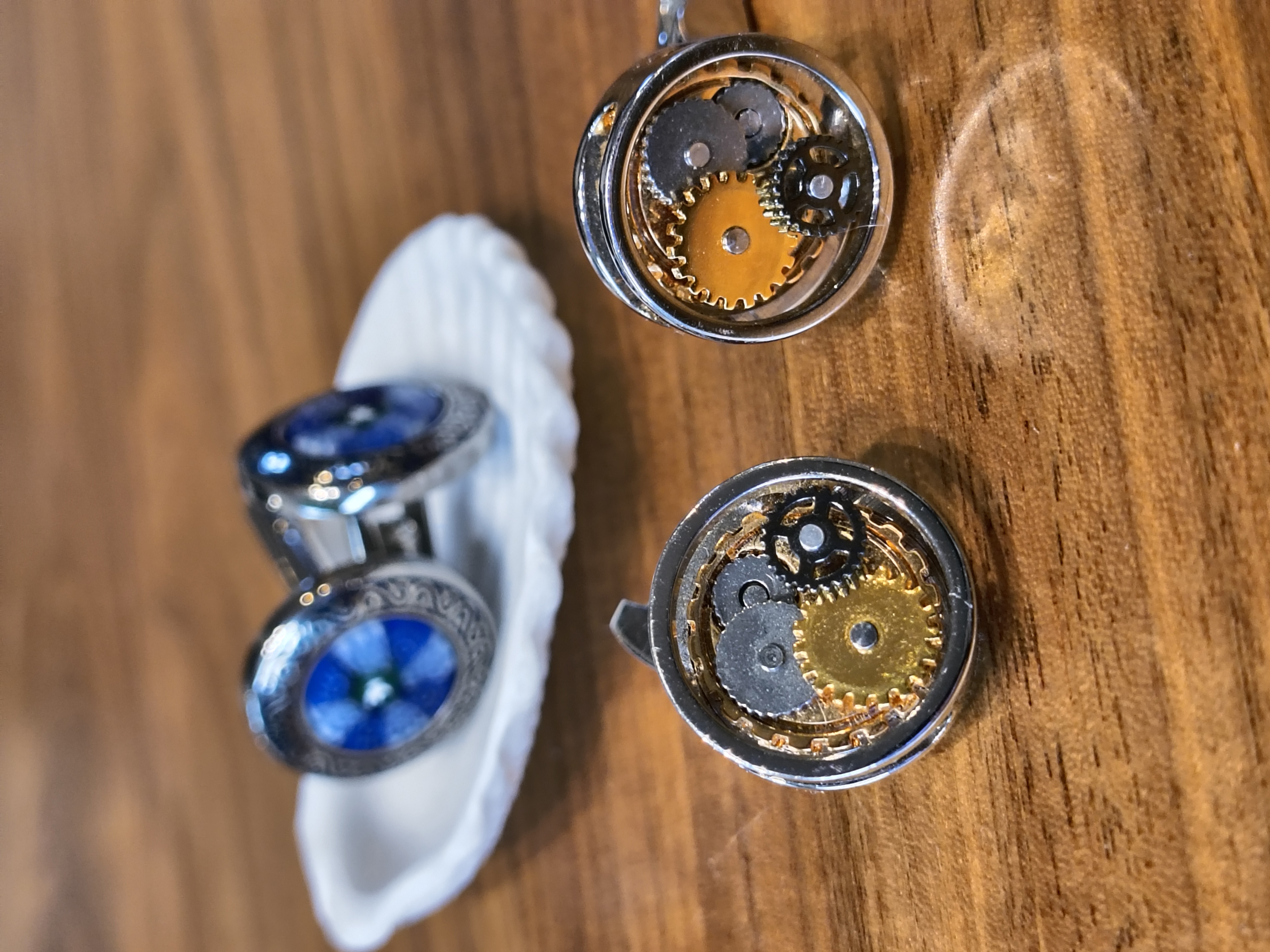 「スタンド」スタイルで撮影したカウスボタン。小さなものをクローズアップ撮影する際は、ブレたり、ピントが甘くなりがちだが、motorola razr 60ならシャープな画質で撮影できる