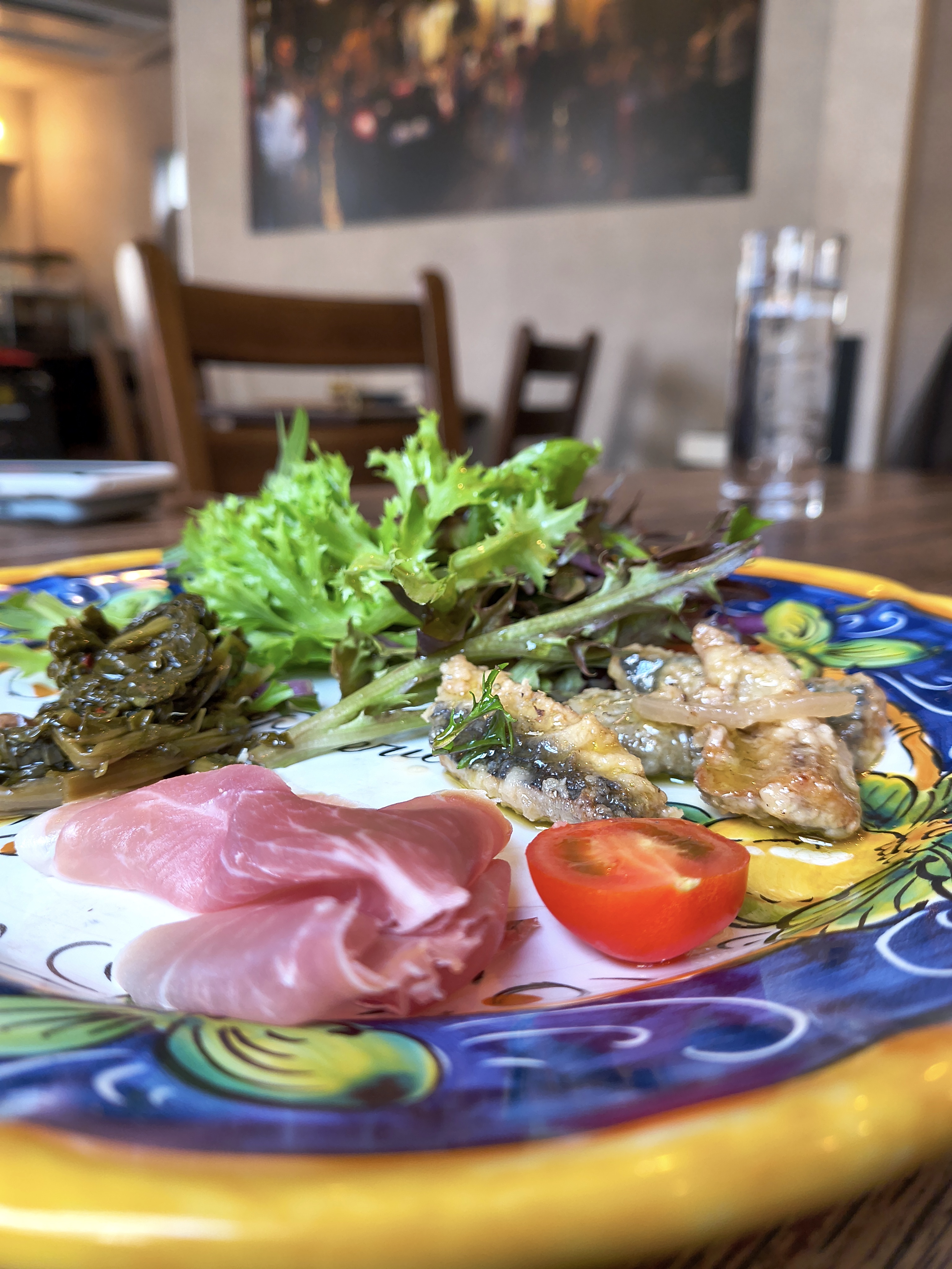 「スタンド」スタイルで料理を撮影した作例。上から見下ろすアングルの普段の料理写真とは異なる趣になる