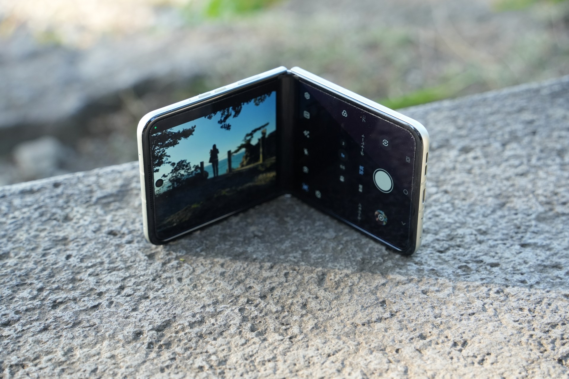 横長の写真を撮りたい場合は、スマホを横向きにして立てよう