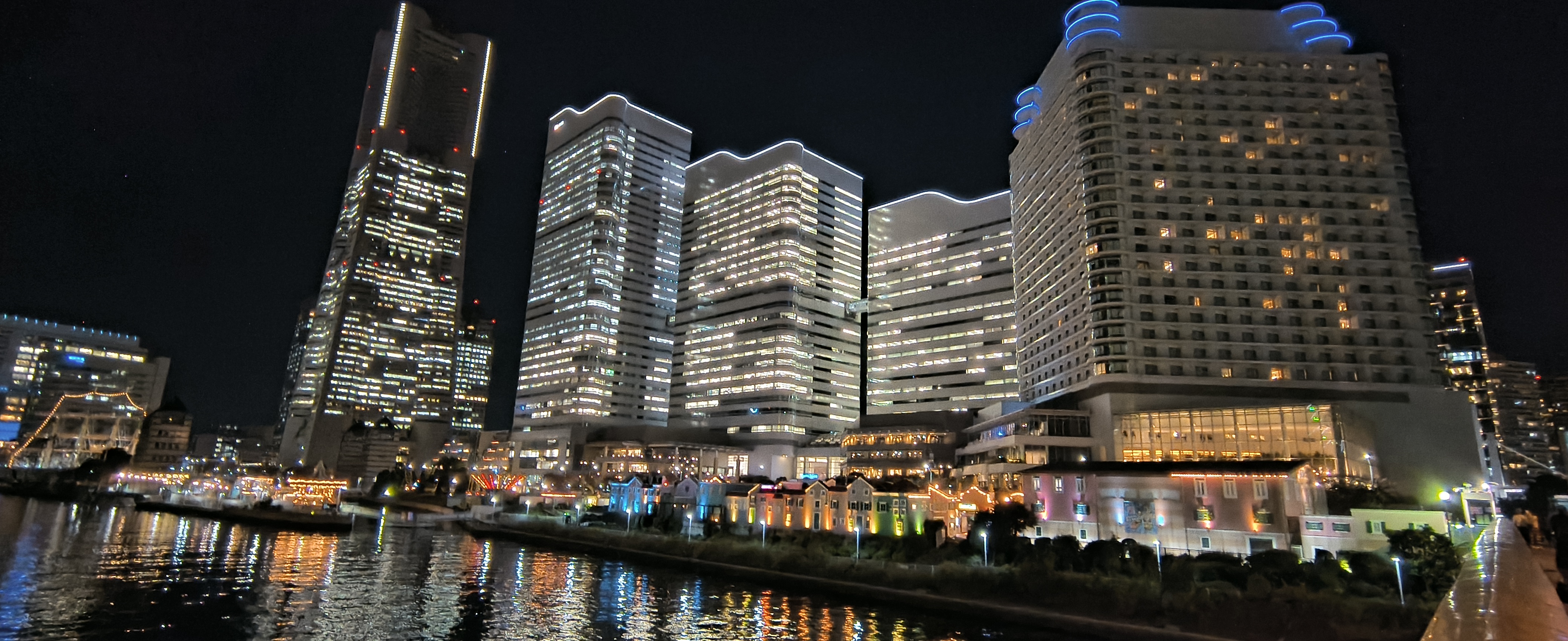 安定した場所に置くことで、夜景写真もブレる心配は無用