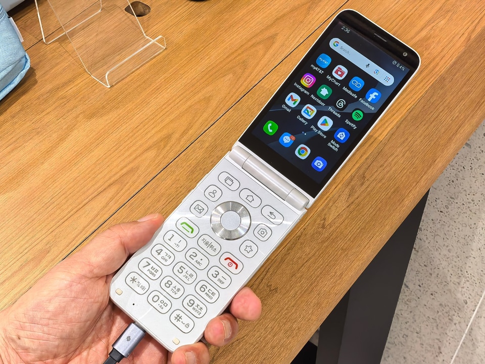 折りたたみ式スマートフォン ホワイト　韓国　ガラホ　Android12 折りたたみ式スマートフォン ホワイト 韓国 ガラホ Android12