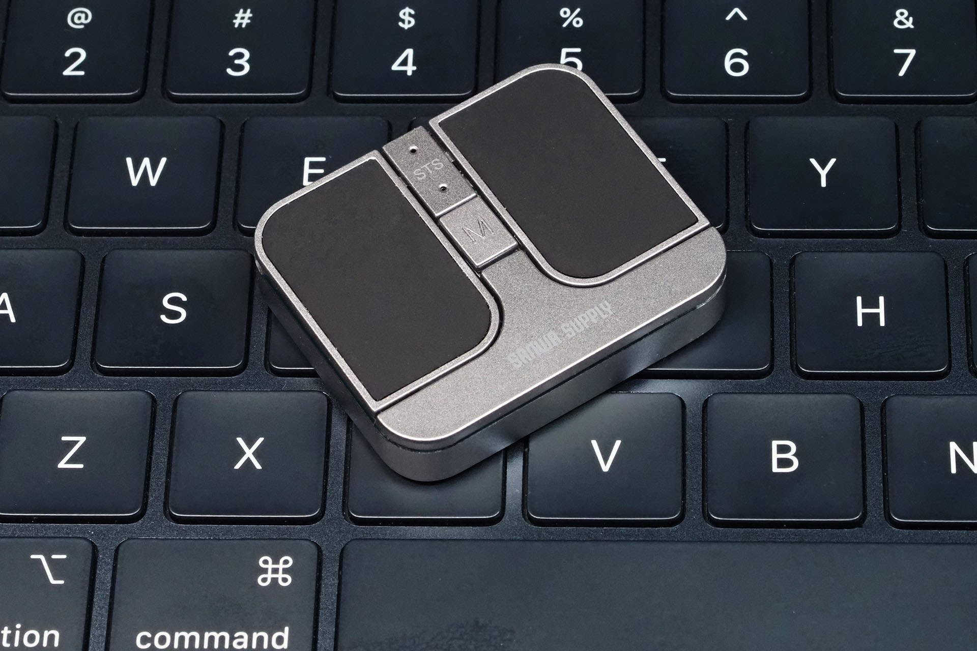 「400-MAWB216シリーズ」のガンメタリックを購入。サンワダイレクト税込価格3980円。すごーく小さくて薄い。