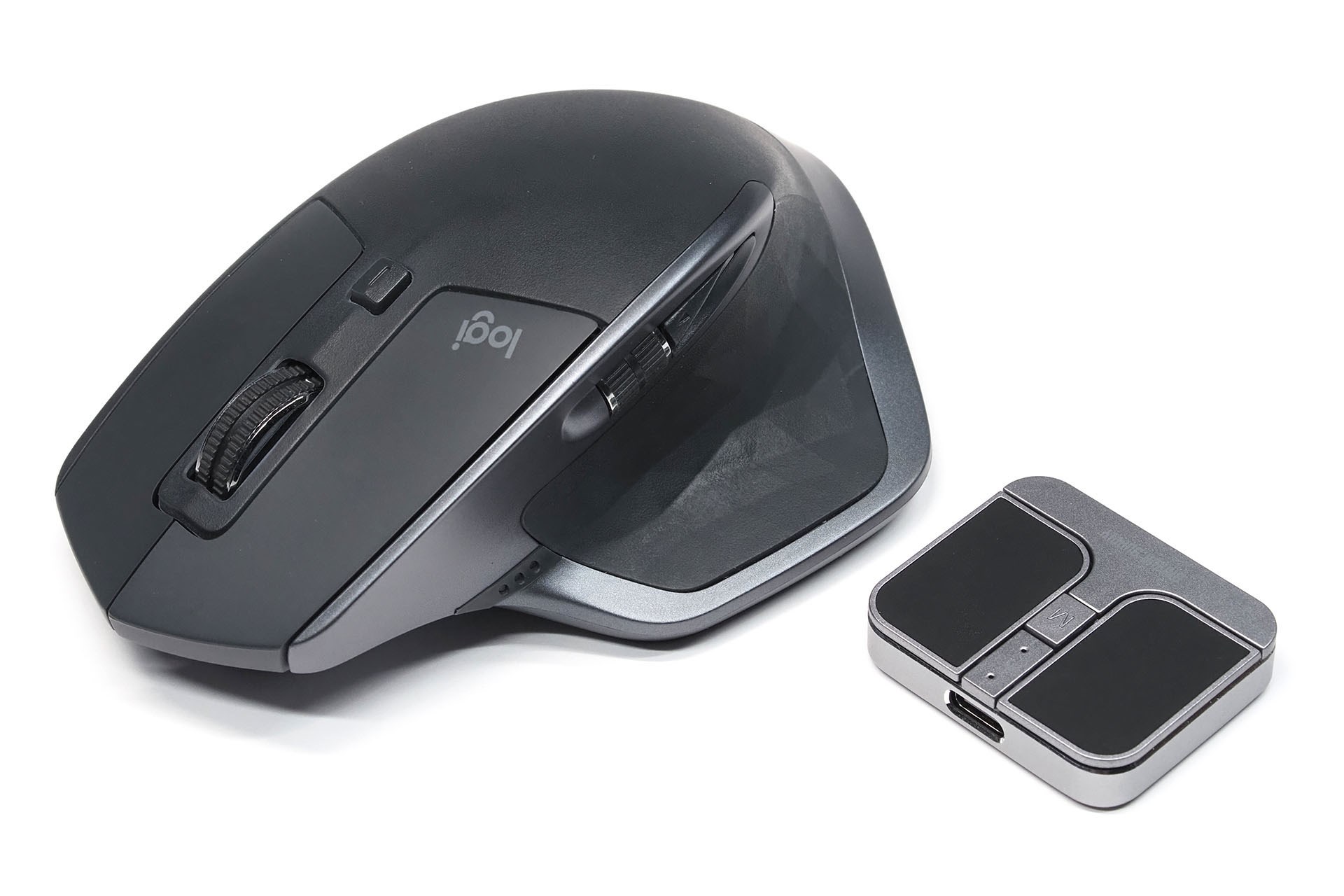 ロジクールのMX MASTER 2Sと並べた様子。MAWB216の極端と言えるほどの小ささがよくわかる。