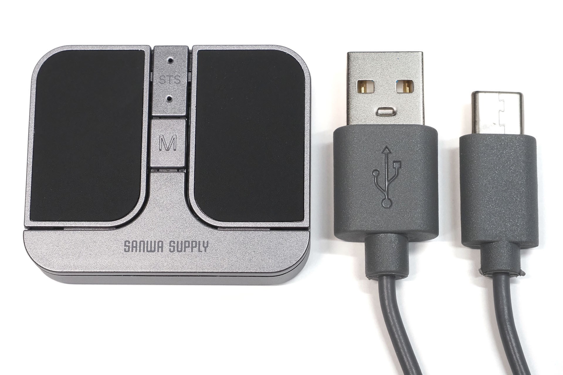 USB Type-AやUSB Type-Cの端子と並べた様子。