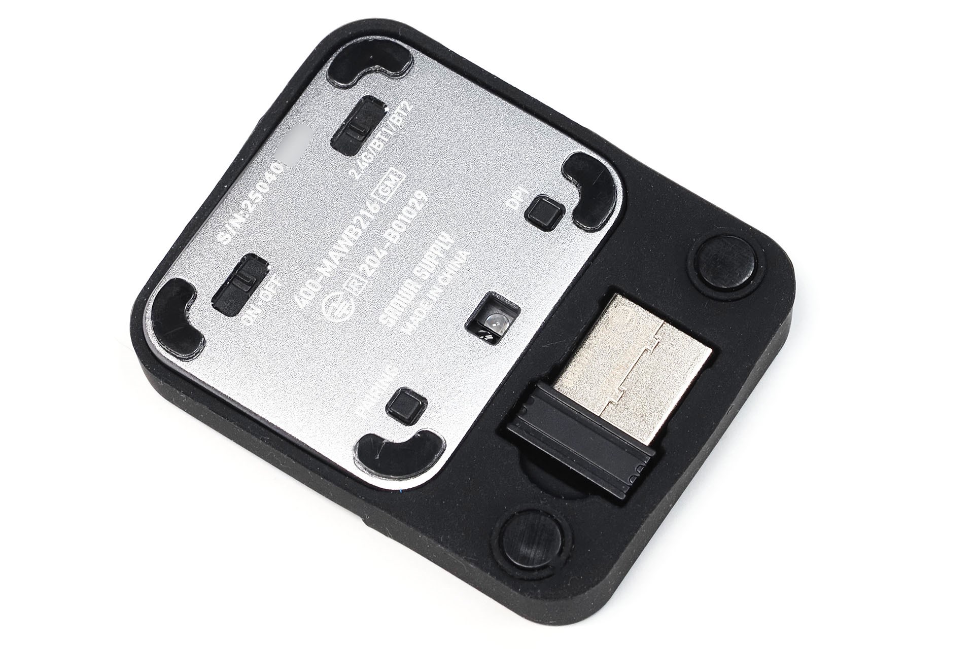 シリコンカバーにはUSB Type-Aレシーバーを保持させておける。USB Type-AレシーバーはPCなどと2.4GHzワイヤレス接続するためのドングルとして機能する。