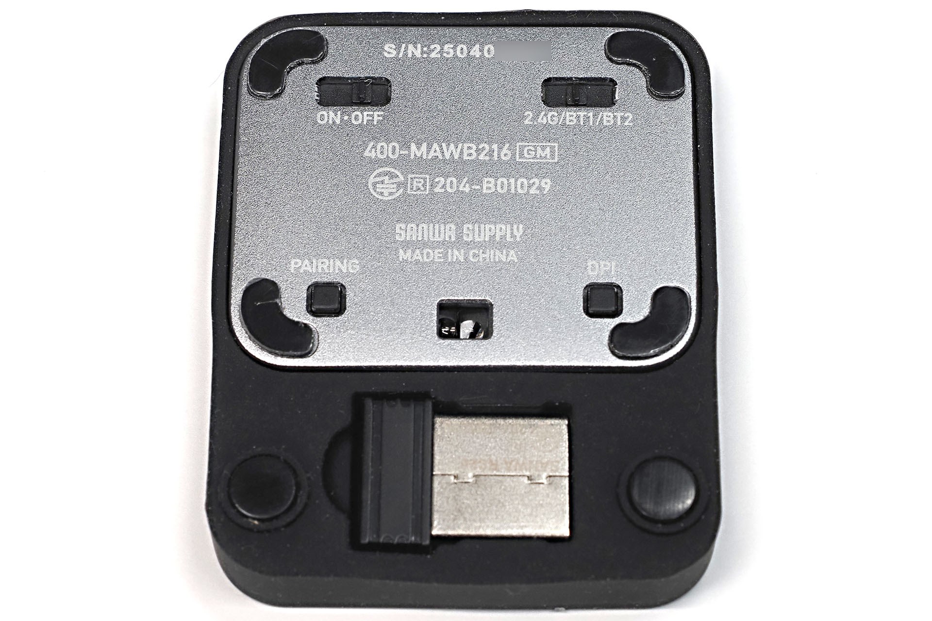 接続設定などはMAWB216裏面のボタン類で行う。ただしスライドスイッチの幅は7mm程度で、四角いボタンの幅は3mm程度。スライドさせにくく押しにくいボタン類だ。そしてプリントされている文字も小さく視認しにくい。USBドングルがシリコンカバーに格納されるのは便利。