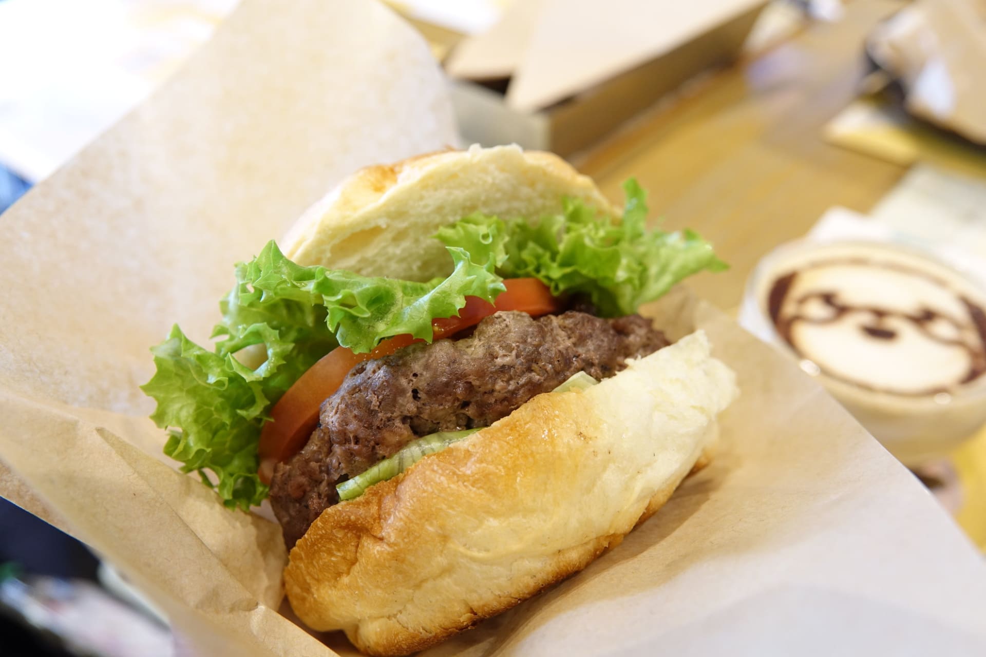 ハンバーガーはボリュームたっぷり、ジューシーで濃厚な味わいに仕上げられている。ラテアートはポケとも、オリジナルデザインのコースターも用意される