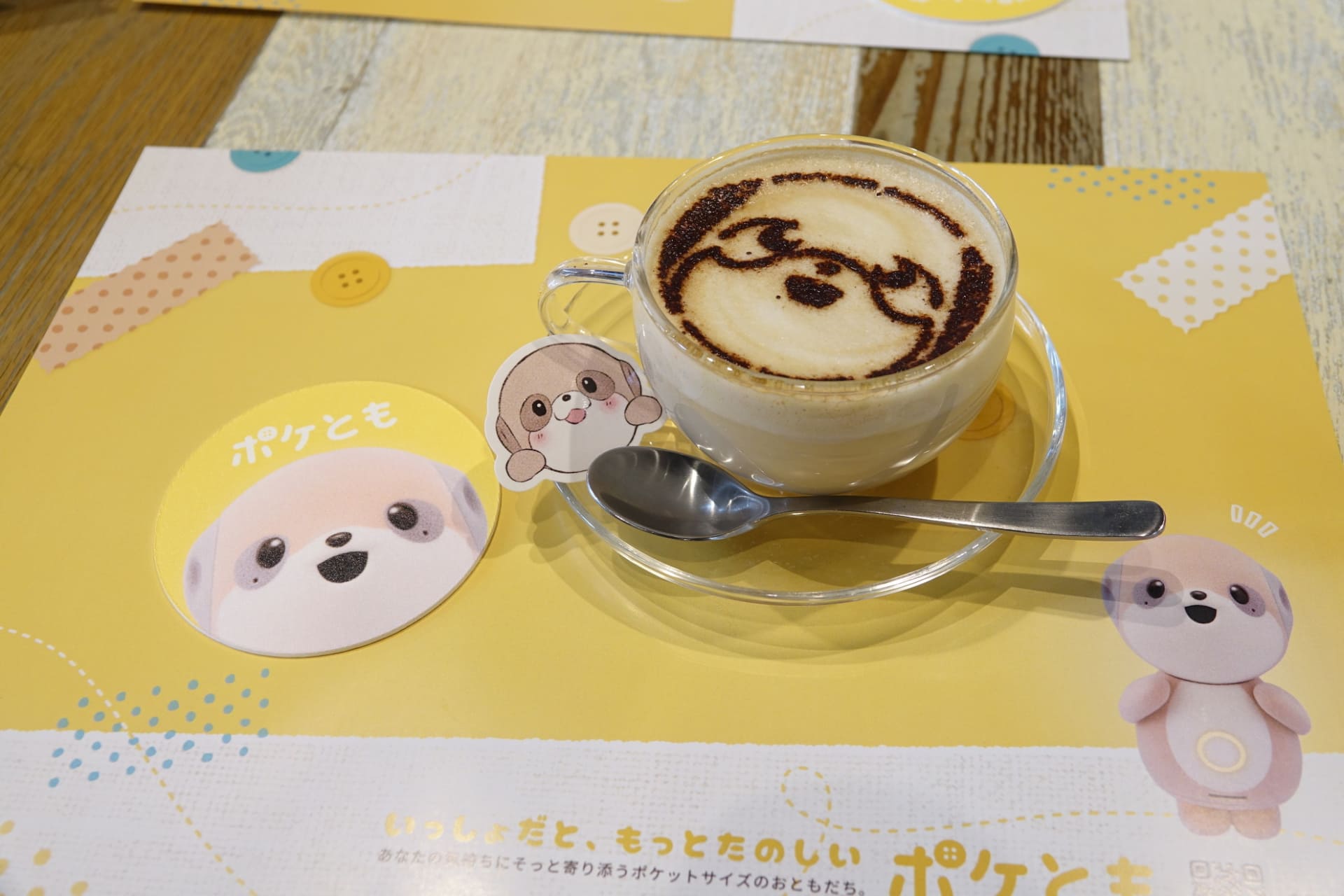 ハンバーガーはボリュームたっぷり、ジューシーで濃厚な味わいに仕上げられている。ラテアートはポケとも、オリジナルデザインのコースターも用意される