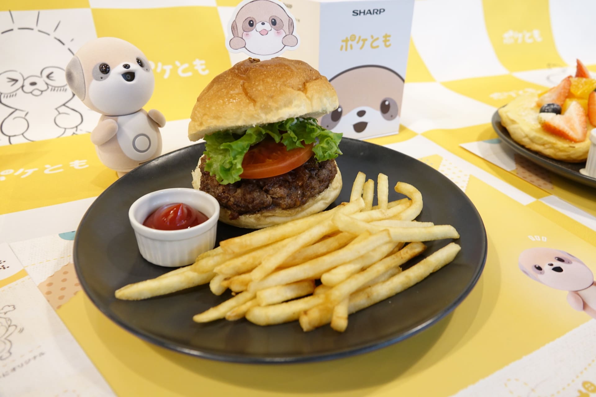 ハンバーガー（左）やフレンチトースト（右）が用意される
