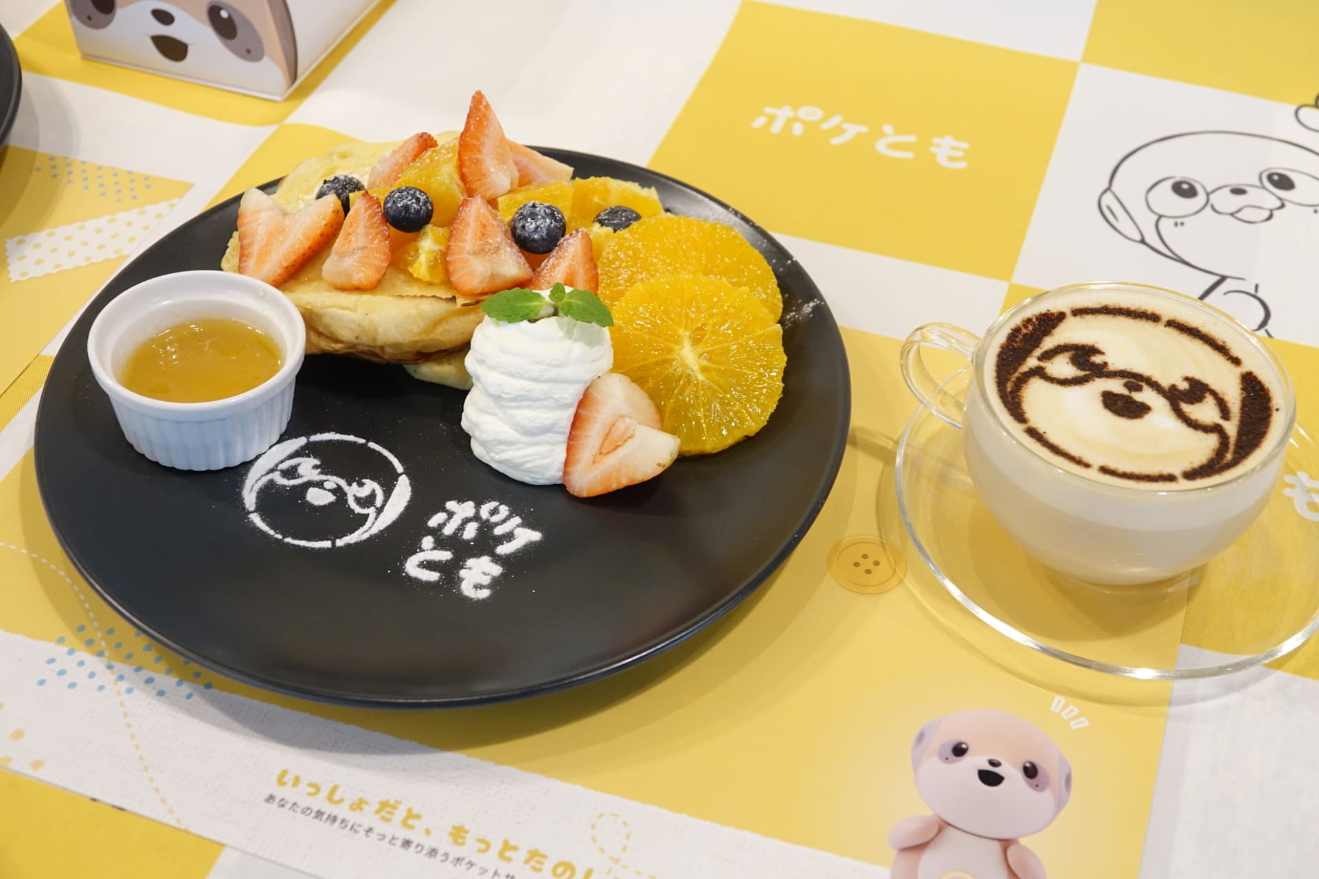 ハンバーガー（左）やフレンチトースト（右）が用意される
