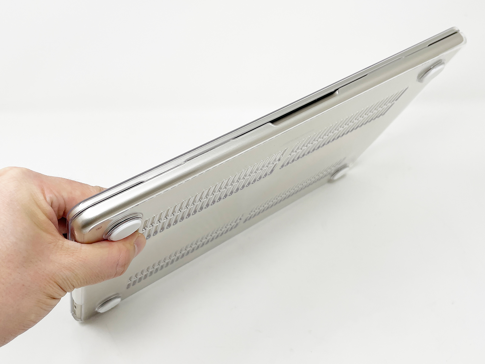 プロテクターを装着したMacBook Air(M3)。多少見た目がゴツくなりました。