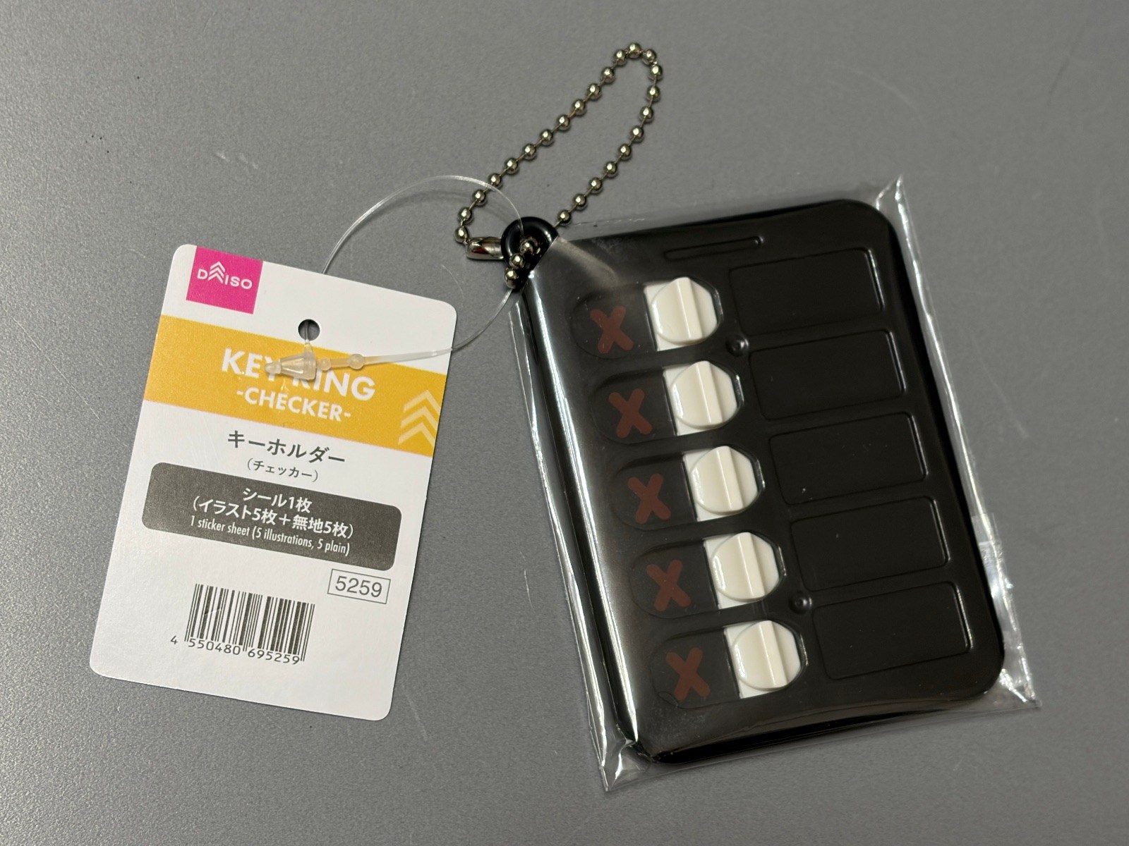 製品外観。ダイソーではキーホルダーコーナーで販売されているようだ。本体色はブラックのほかピンク、ブルーがある