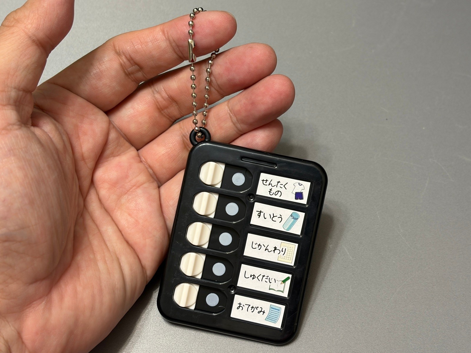 シールを貼り付けた状態。キーホルダーにつけてポケットなどに収納しておける