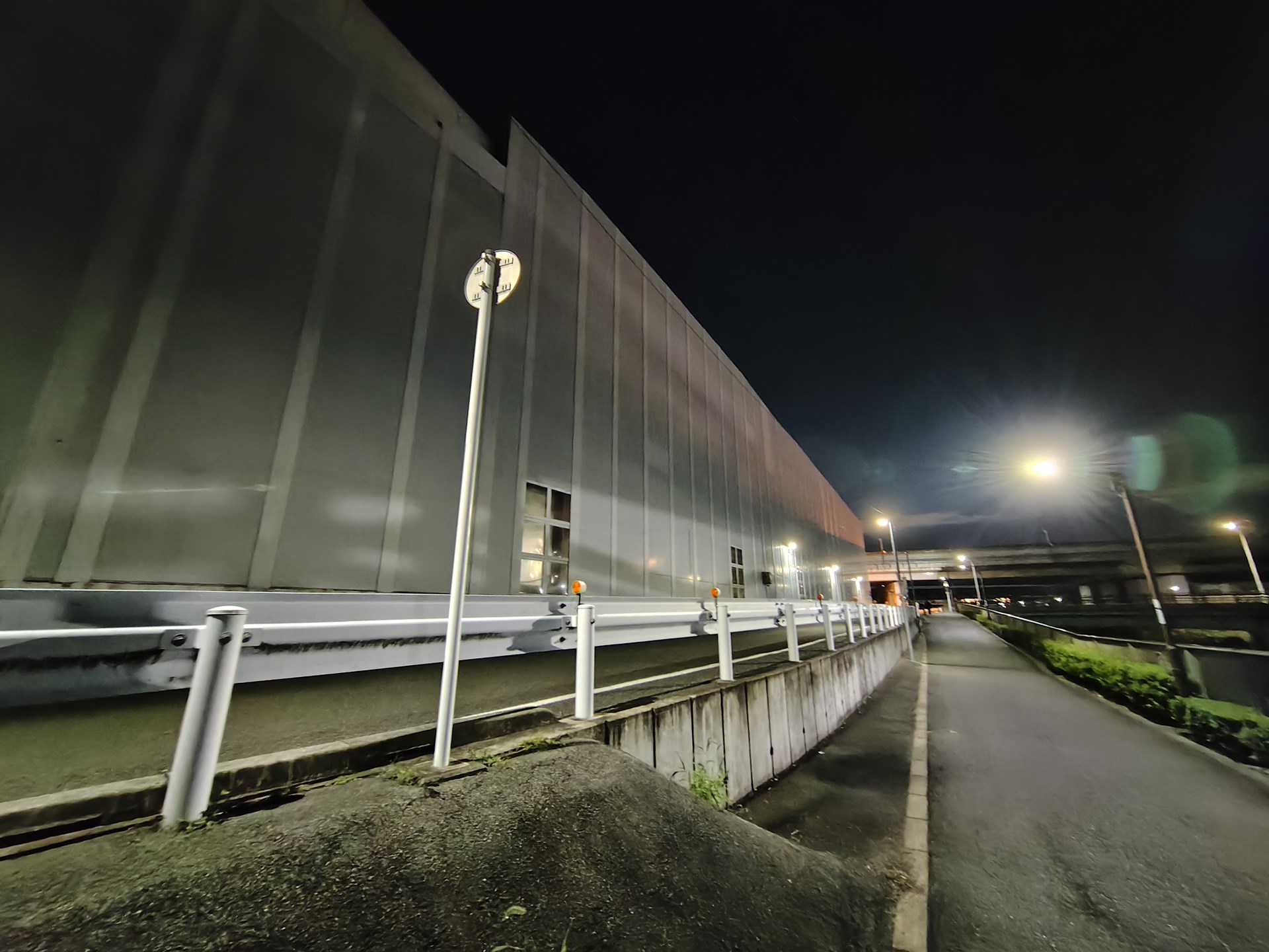 暗所での撮影も試してみた。OISと大型センサー、そして進化したナイトモードの処理により、ノイズが少なくクリアな夜景が撮れた。ただ強い点光源によるゴーストとフレアには気をつけたい