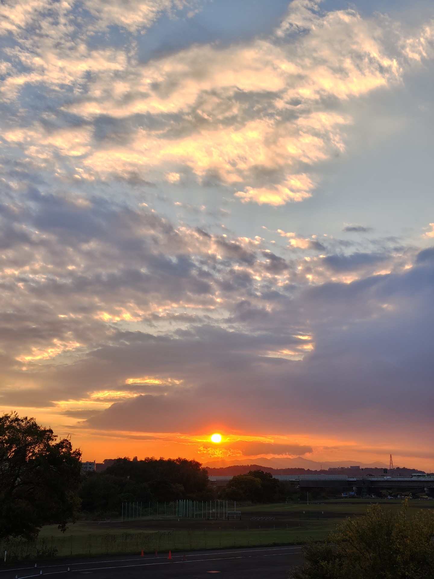 夕景も見た目より「盛って」くれ、印象的な写りになった。スナップ撮影や旅の記念撮影などで大いに活躍するはずだ