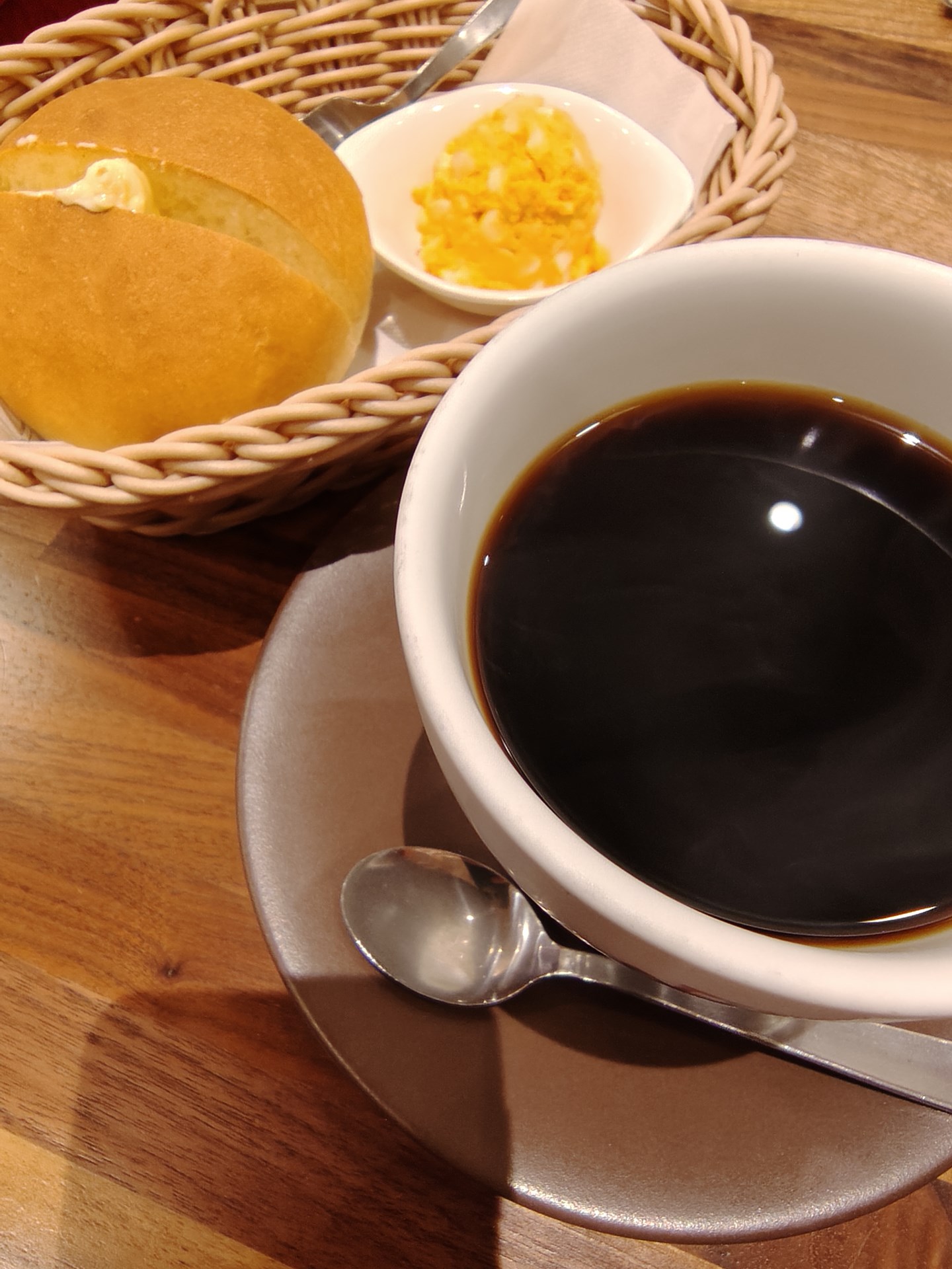 AIによる便利な撮影機能は面白い。まずは「影除去」機能。カフェでテーブルフォトを撮ろうとすると、どうしても自分の手やスマートフォンの影が写り込んでしまうことがある。この機能をオンにすると、AIがその影を認識して自動で除去してくれる。これは実用的だ