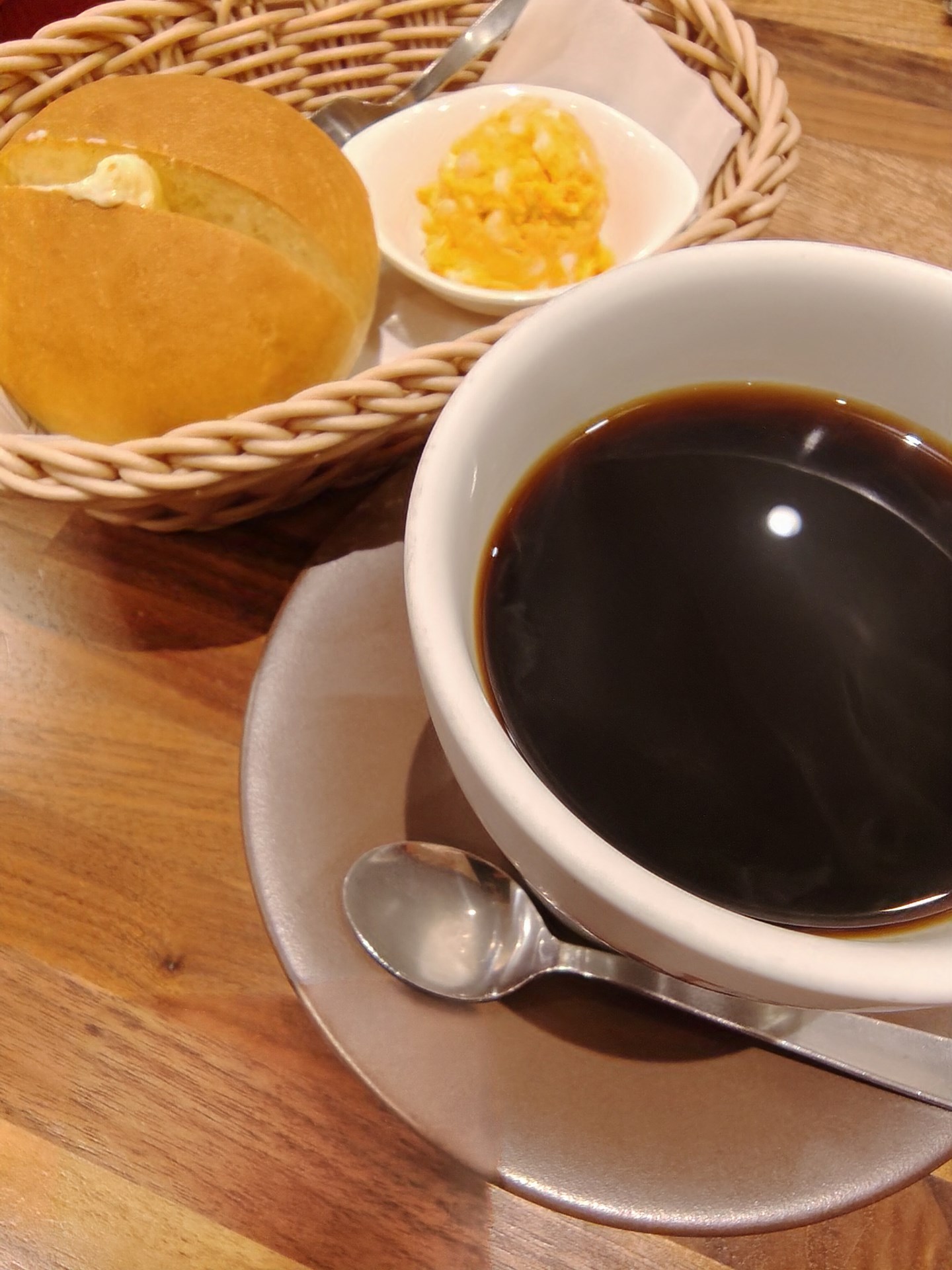 AIによる便利な撮影機能は面白い。まずは「影除去」機能。カフェでテーブルフォトを撮ろうとすると、どうしても自分の手やスマートフォンの影が写り込んでしまうことがある。この機能をオンにすると、AIがその影を認識して自動で除去してくれる。これは実用的だ