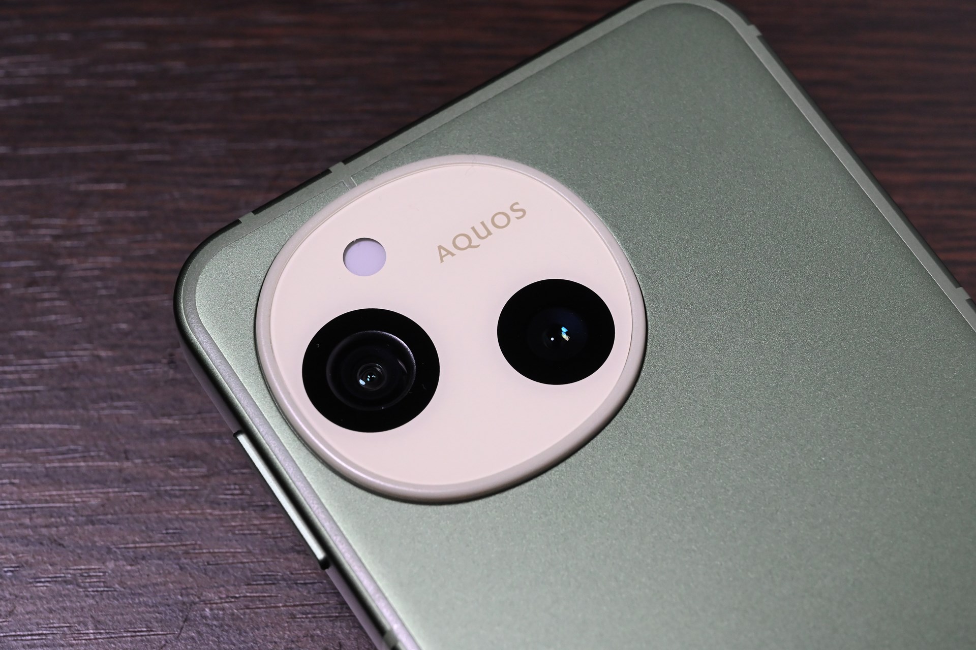 ひと目で「AQUOS sense」だと分かるデザイン。電車内などでも多く見かけるようになってきた。