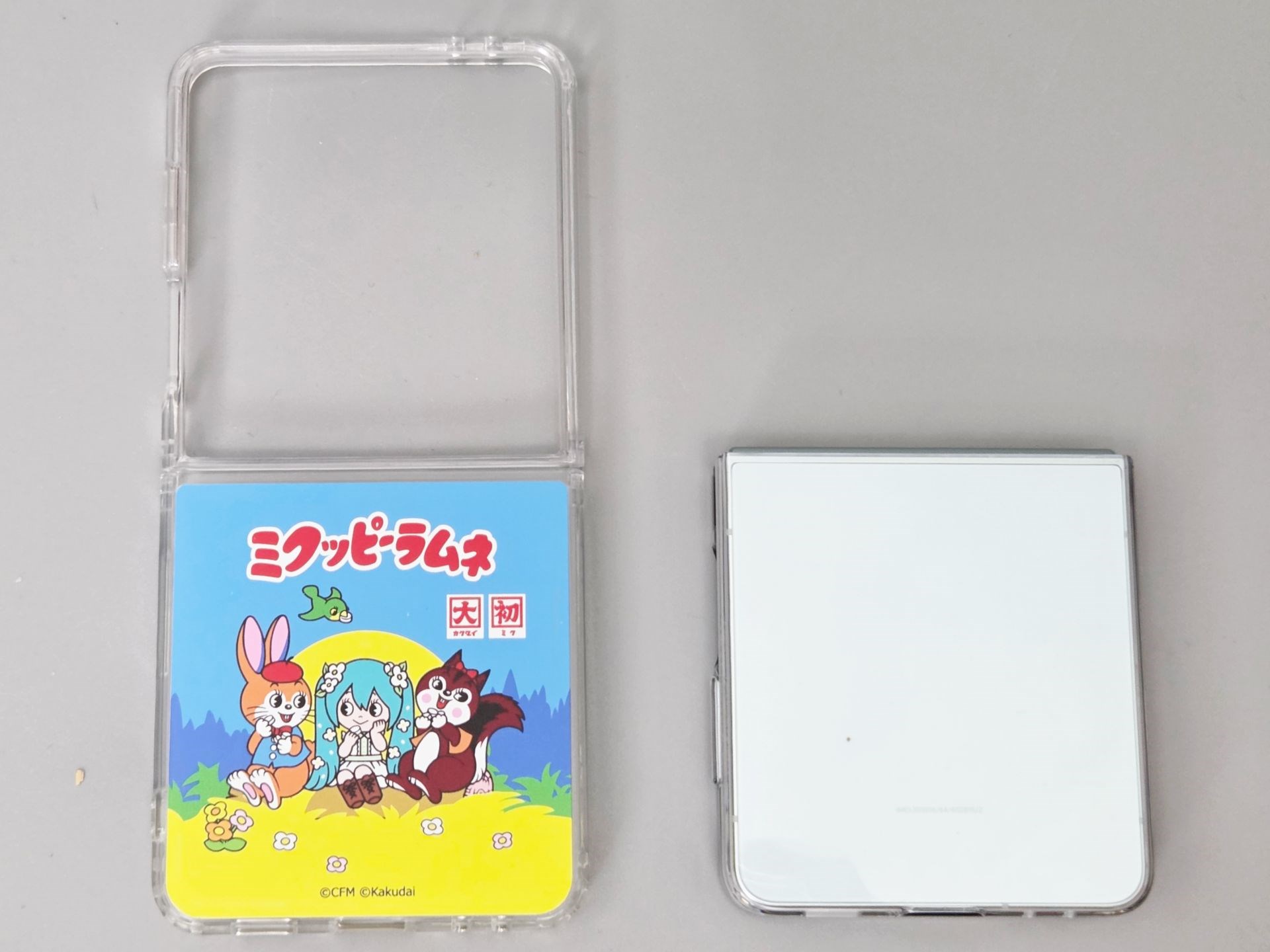 カラーリングといい、クッピーラムネケースは、Galaxy Z Flip7 ミントグリーンのために作られたのではなかろうかというほどピッタリマッチなケースなのだが……