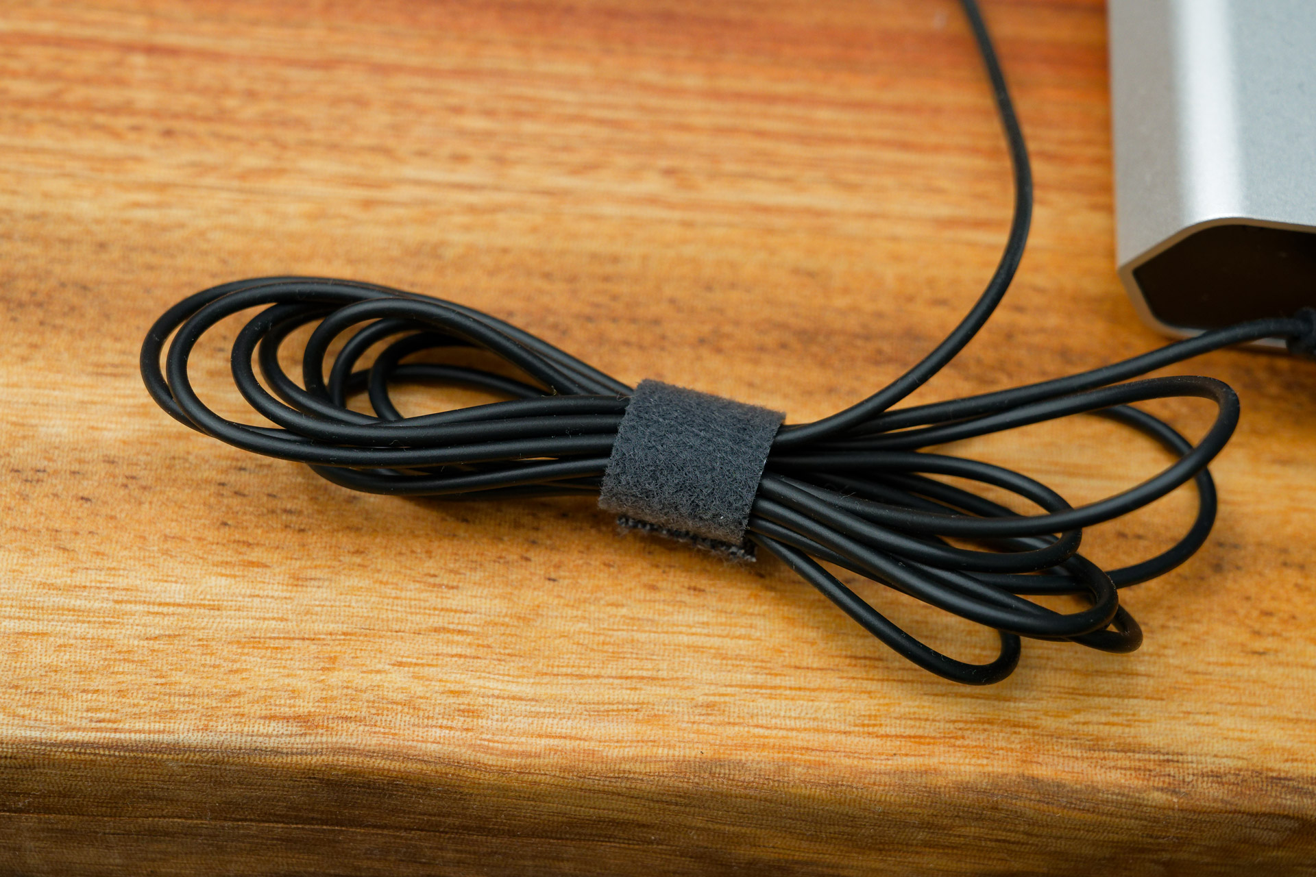 長い充電ケーブルなどを縛ってまとめておきたいときに