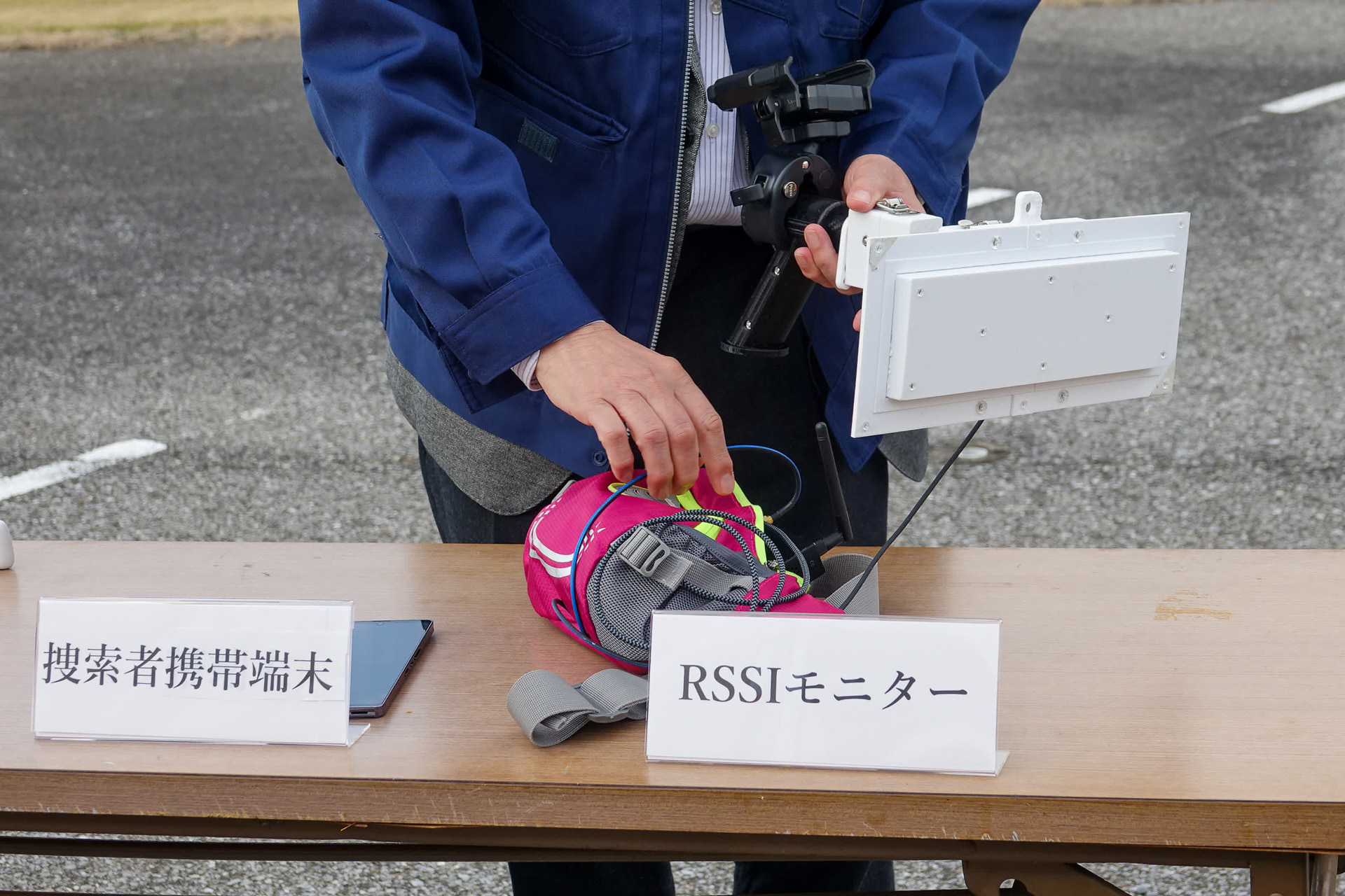 デモンストレーションでは、6月に発表された「Wi-Fiを活用した遭難者携帯端末の位置特定システム」も実演された